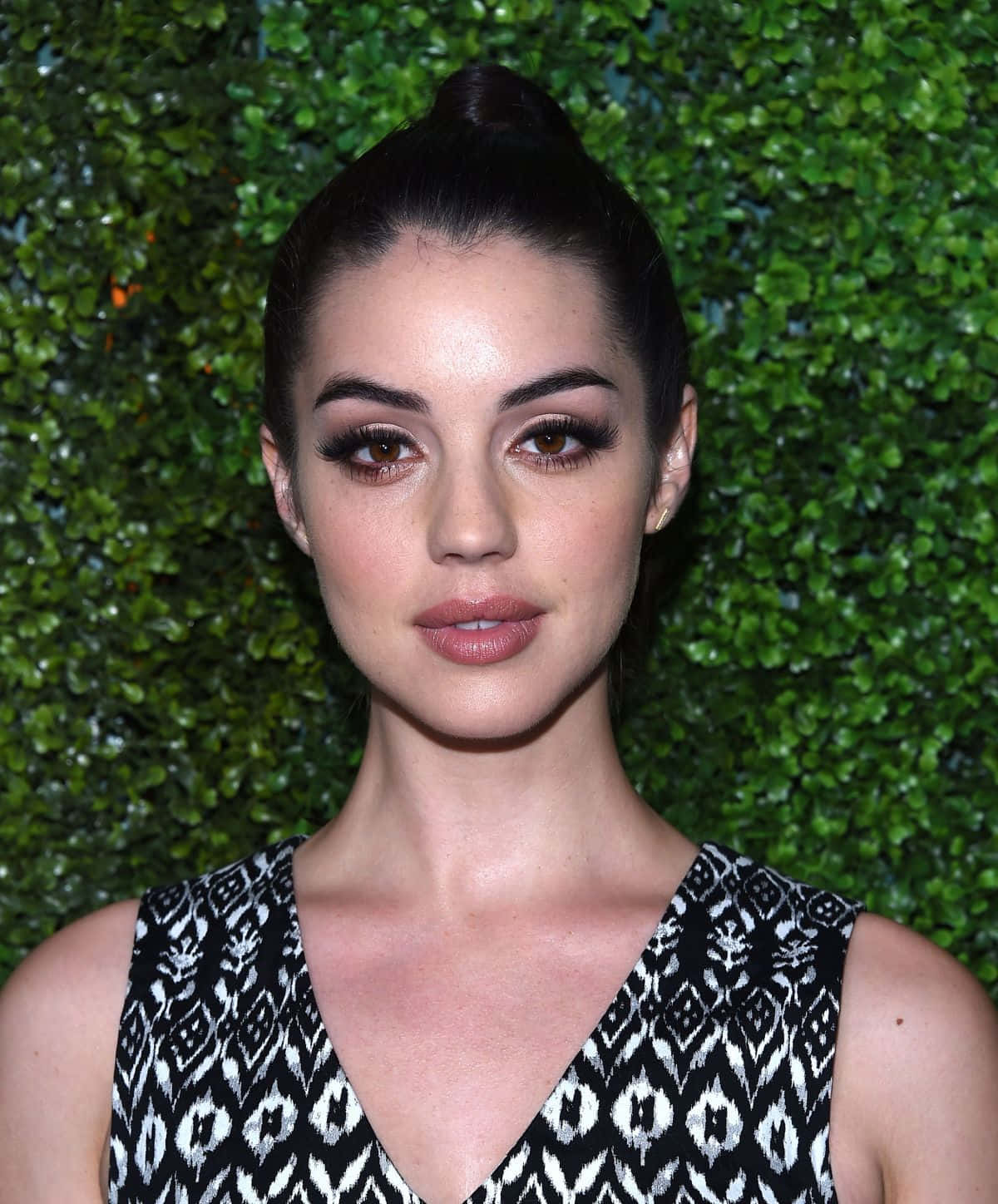 Adelaide Kane, black and white patterned dress, lush green hedge backdrop, HD Phone Wallpaper