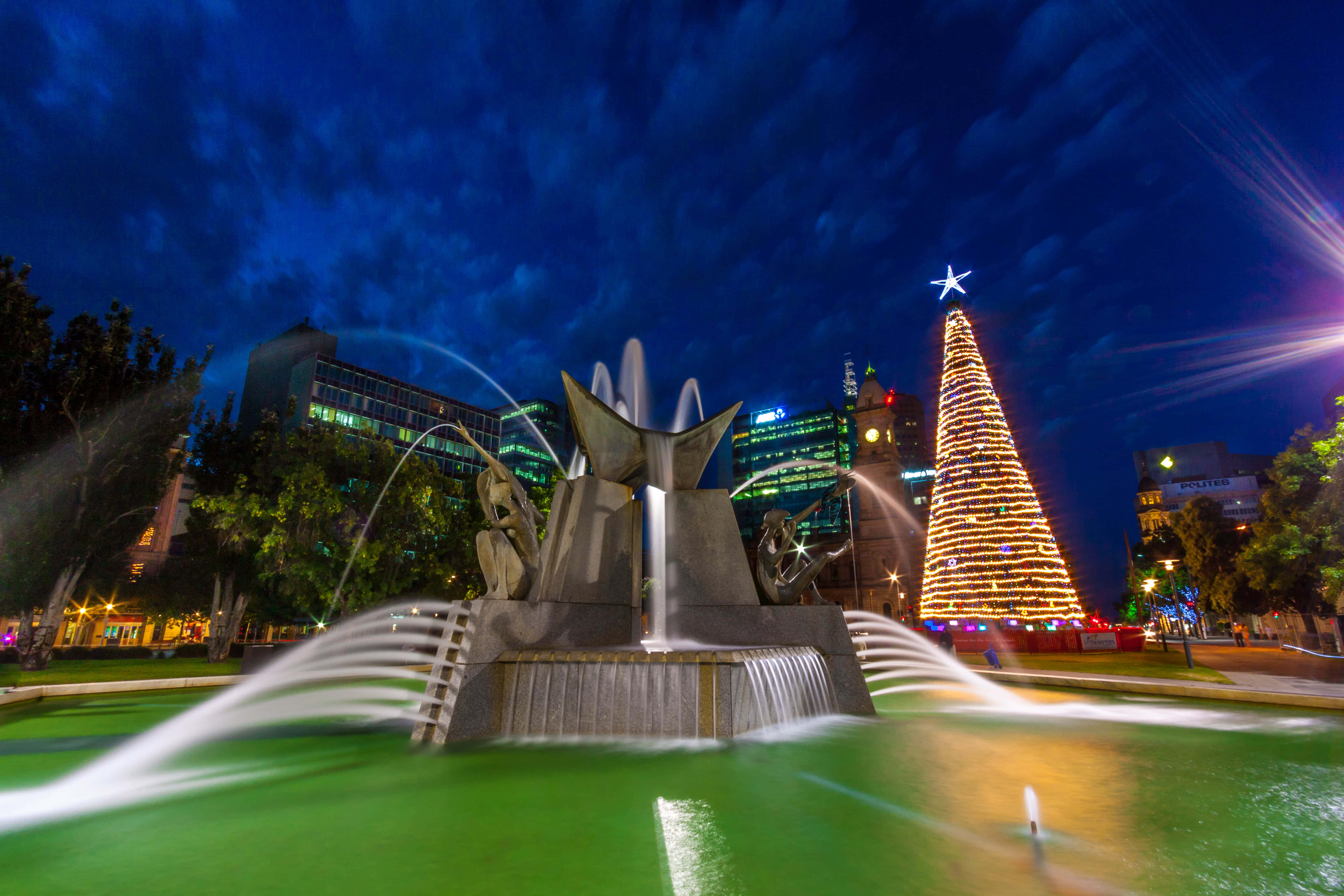 Adelaide Victoria Square, Christmas tree, fountain, 4K Desktop Wallpaper