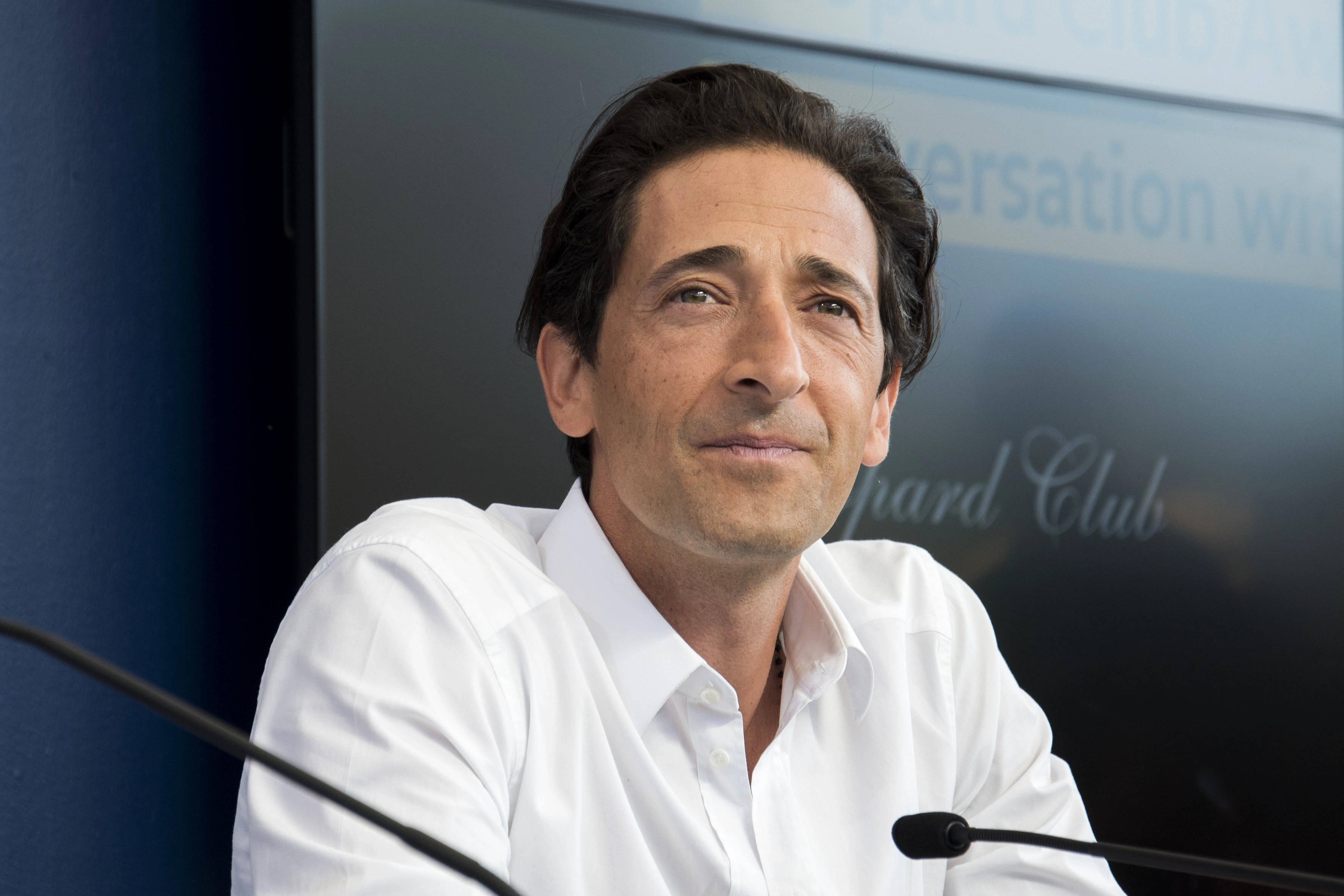 Adrien Brody, button down shirt, podium, 2K Desktop Wallpaper