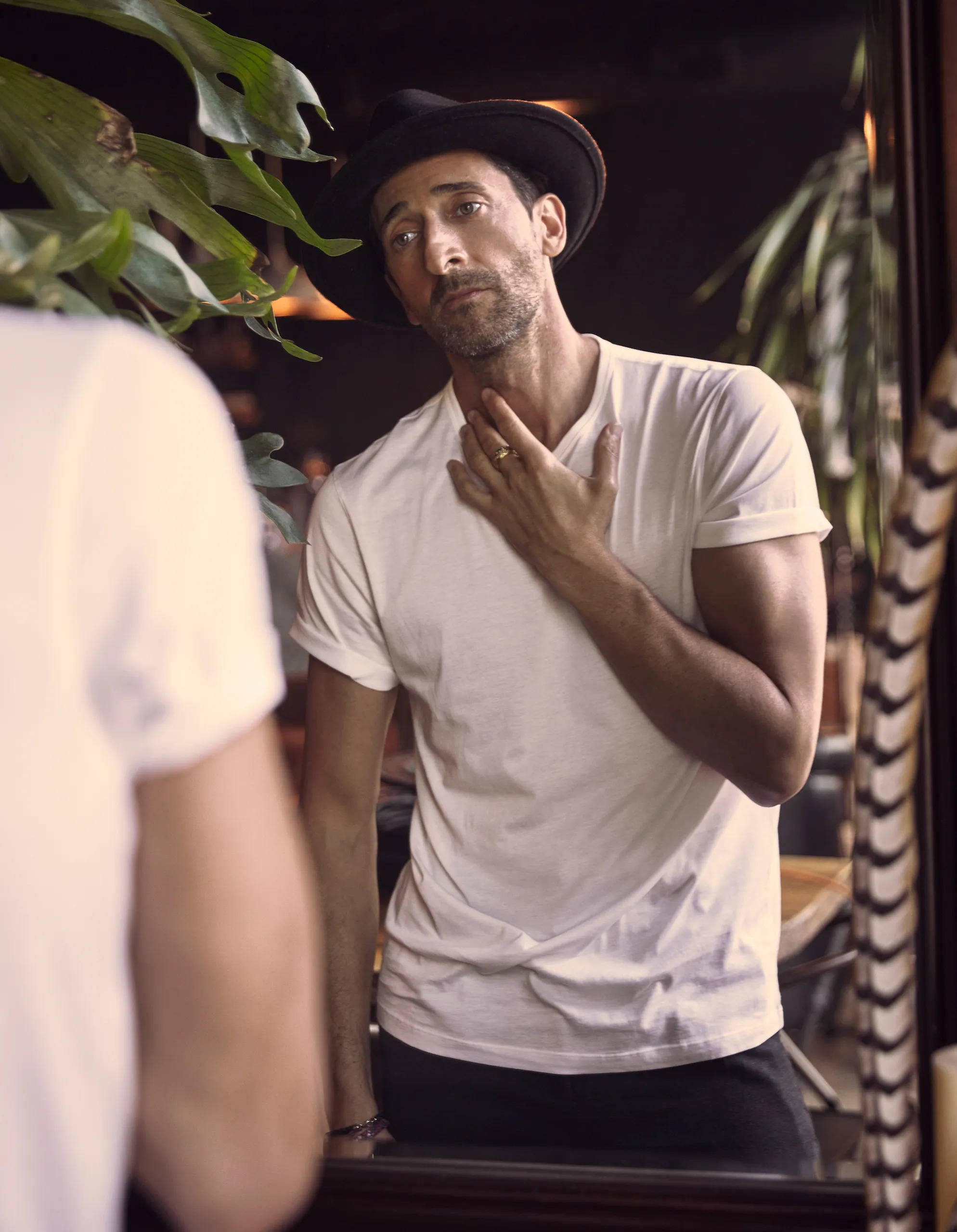 Adrien Brody, mirror, white tee, 2K Phone Wallpaper