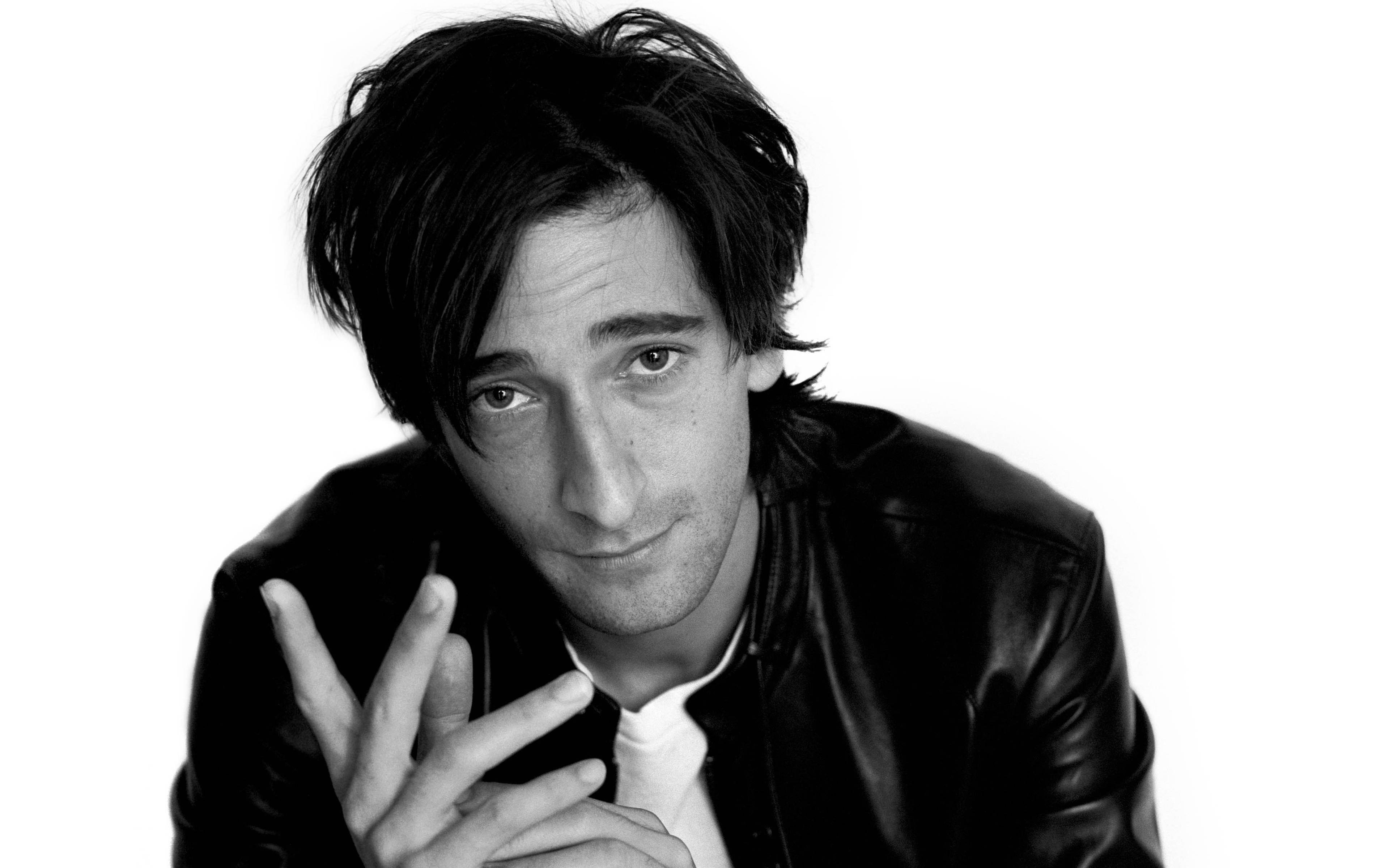 Adrien Brody, leather jacket, peace sign, 4K Desktop Wallpaper