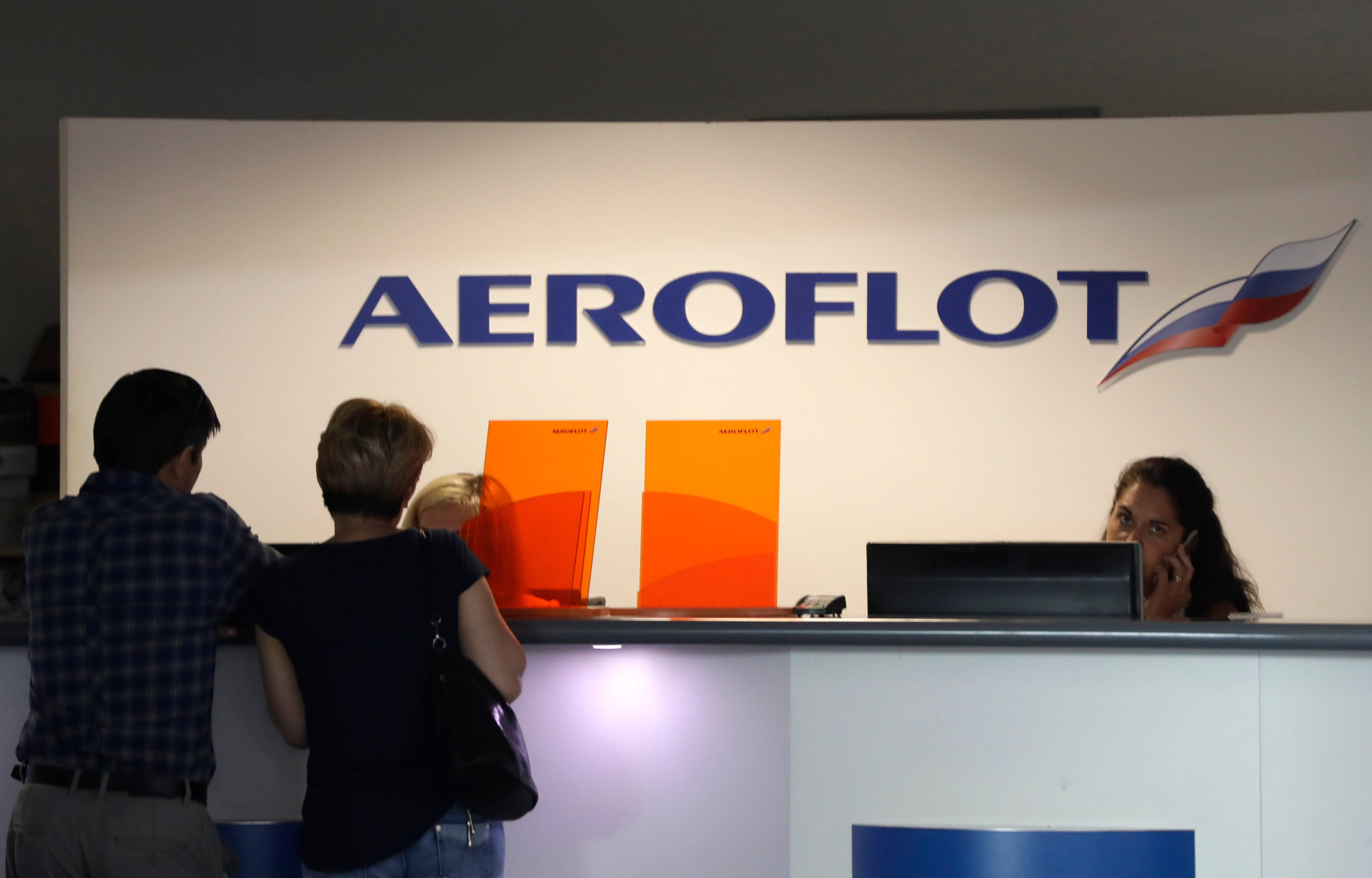 Aeroflot, airline counter, staff member, 4K Desktop Wallpaper