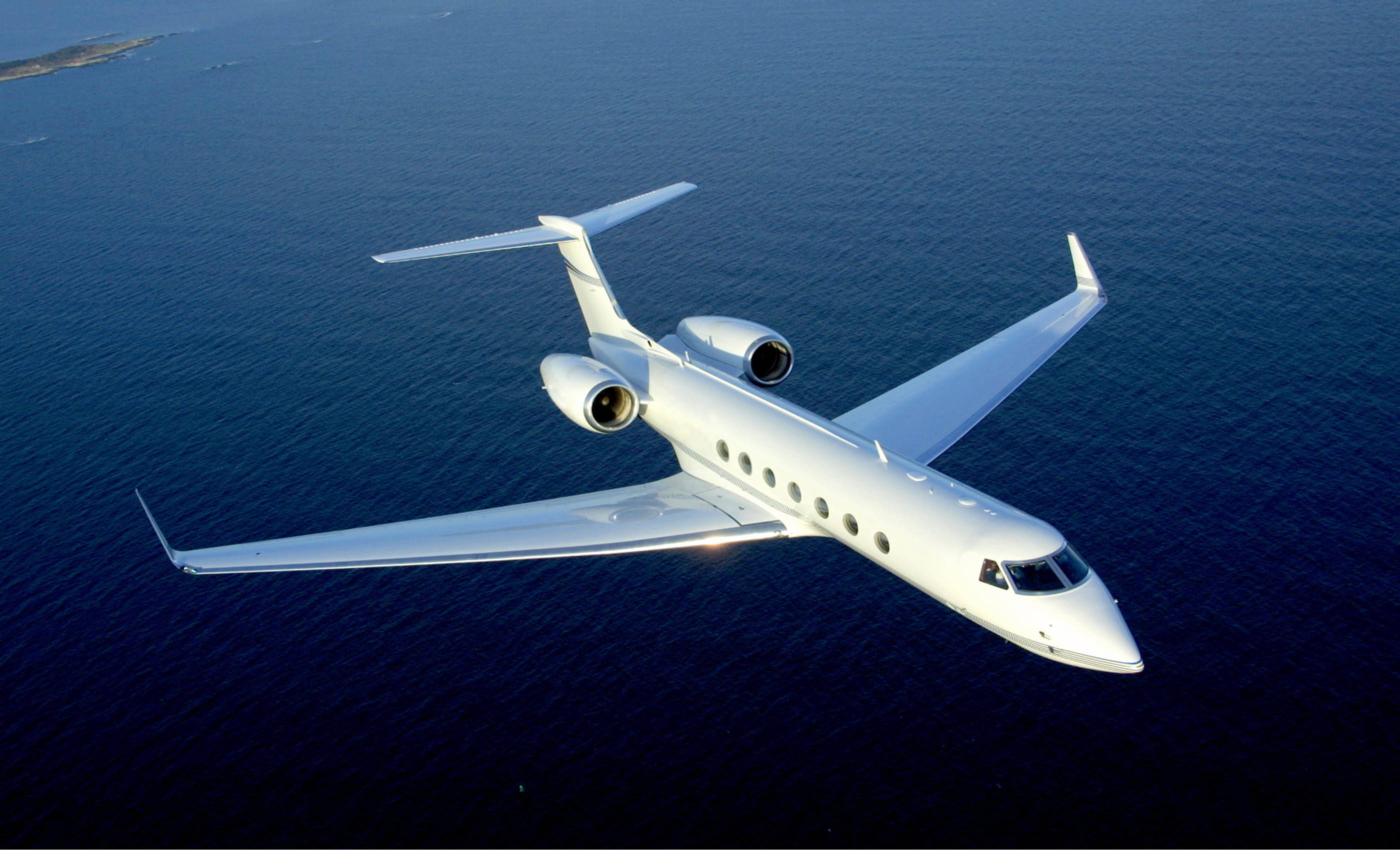 Aeroplane, sleek white private jet, deep blue ocean, 2K Desktop Wallpaper