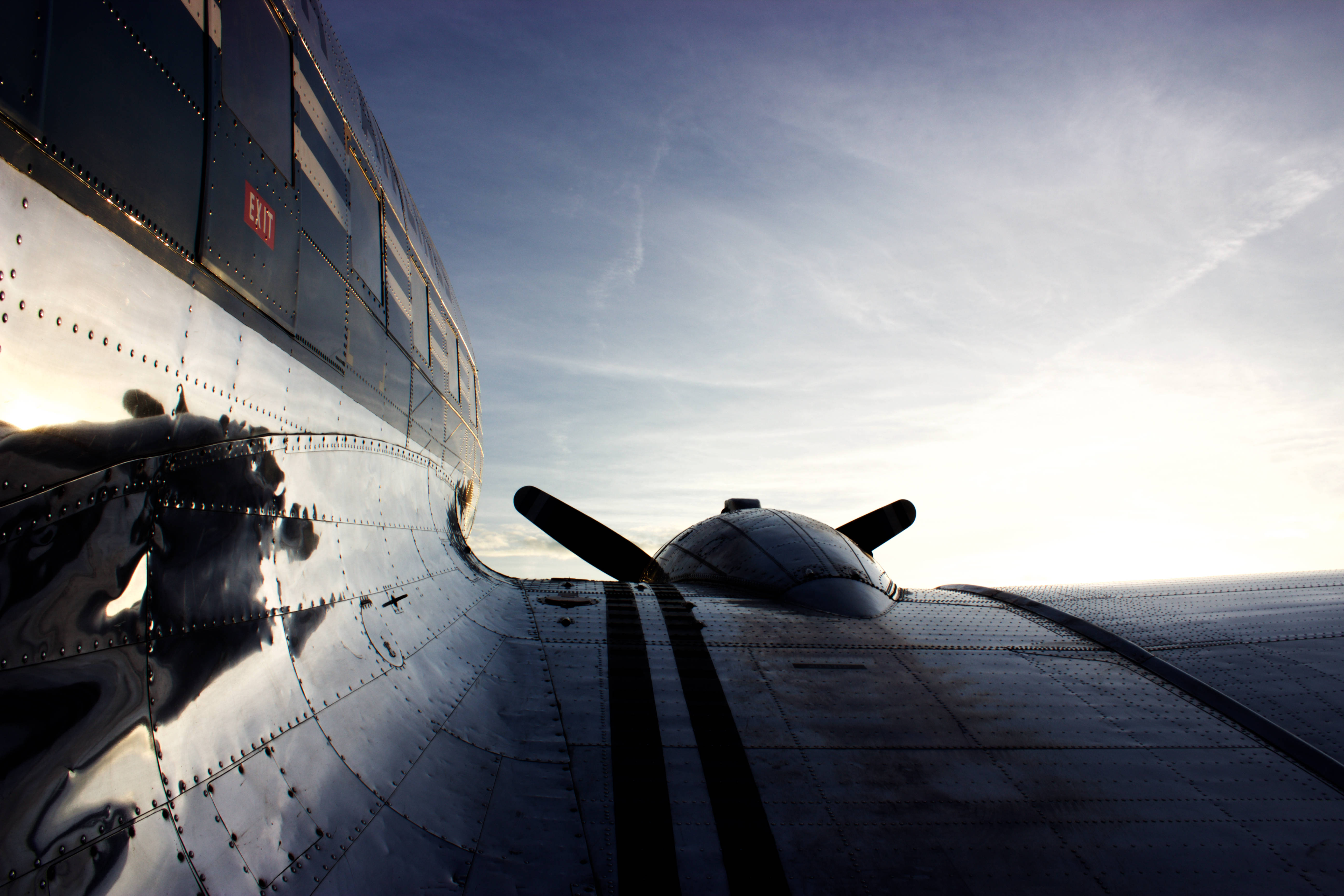 vintage airplane, polished metal fuselage, propeller, 5K Desktop Wallpaper