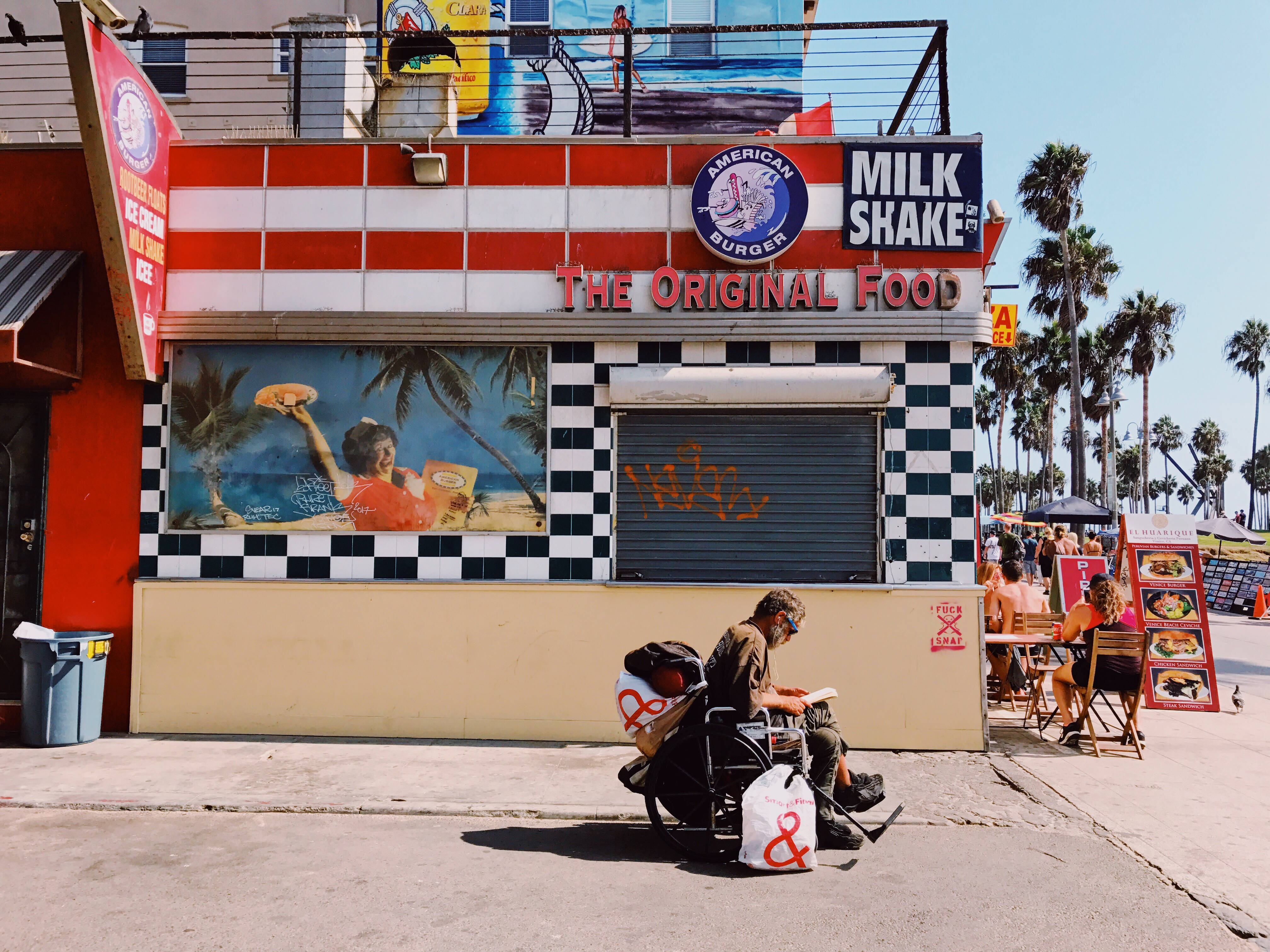 retro diner, checkered walls, palm trees, 4K Desktop Wallpaper