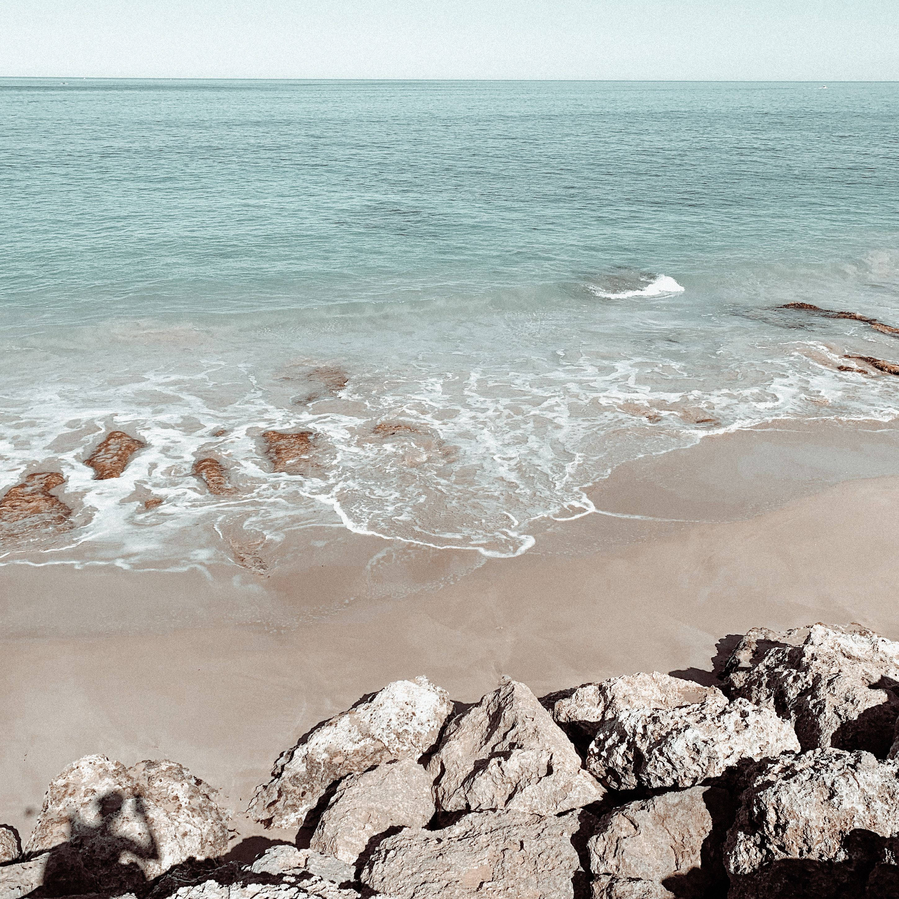 Aesthetic Beach, turquoise waves, sandy shore, 2K Desktop Wallpaper