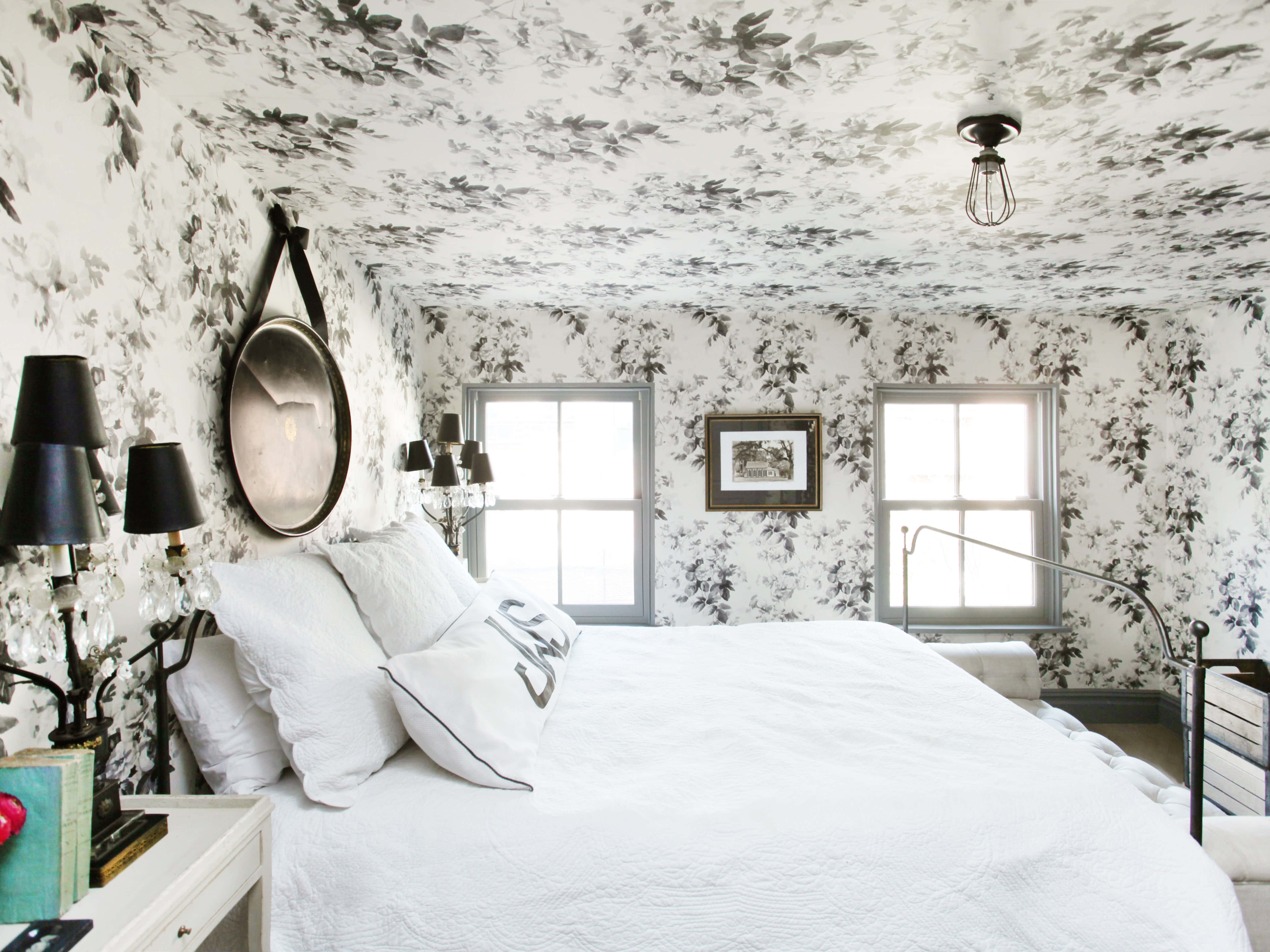 white floral wallpaper, white linens, black lamps, 4K Desktop Wallpaper