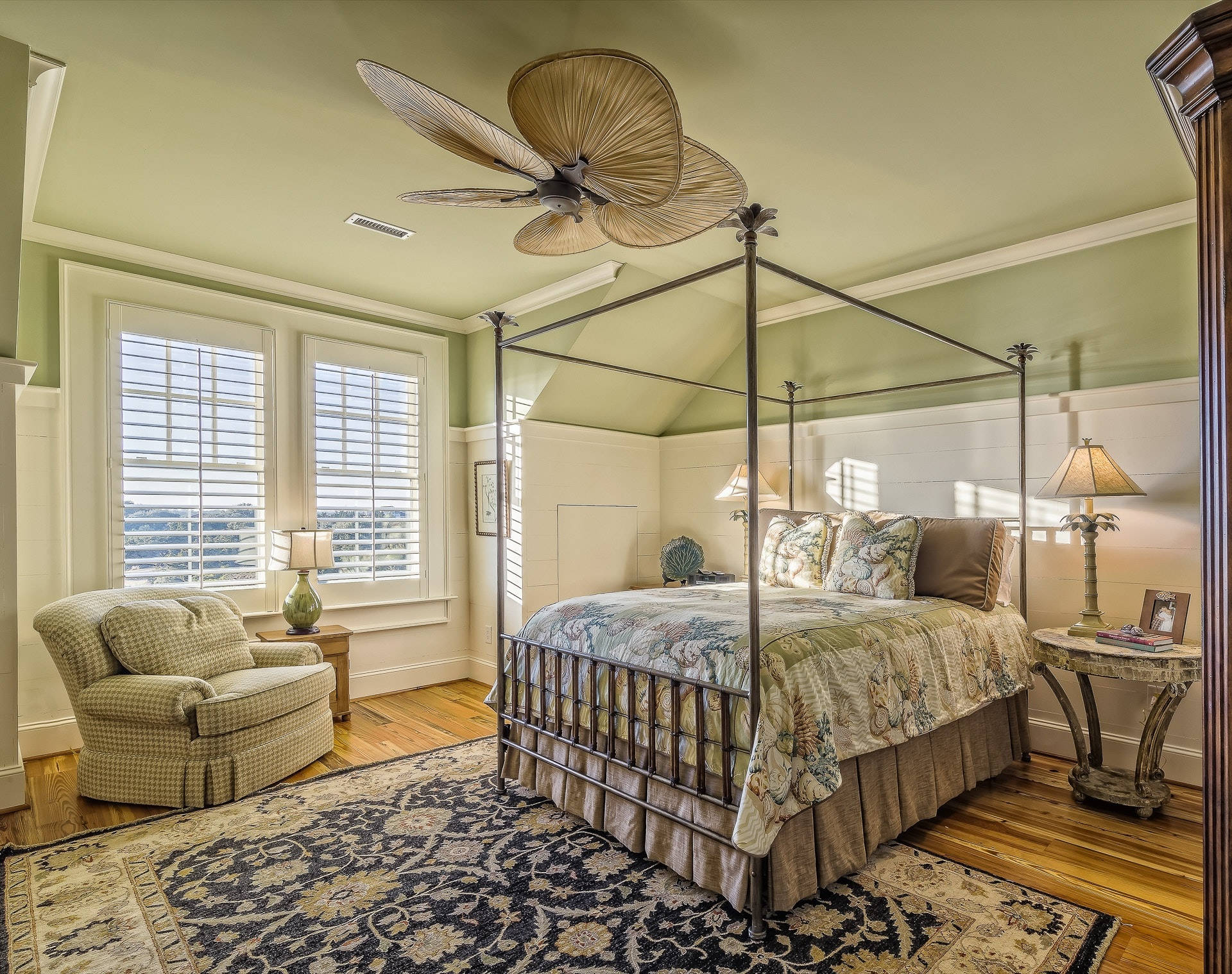 four-poster bed, floral quilt, wooden floors, Full HD Desktop Wallpaper