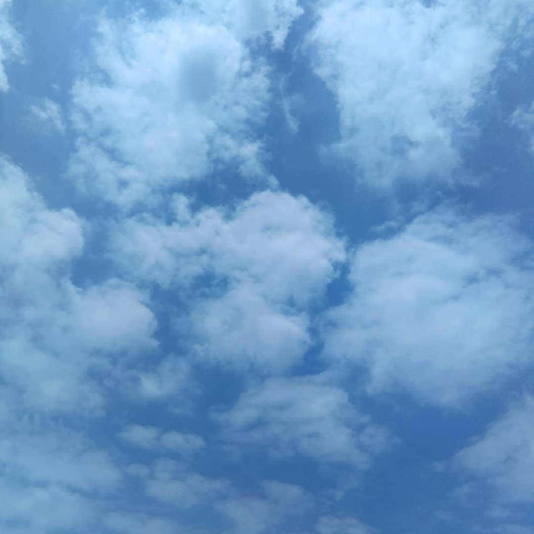aesthetic blue grunge, light blue sky, soft fluffy white clouds, SD Desktop Wallpaper