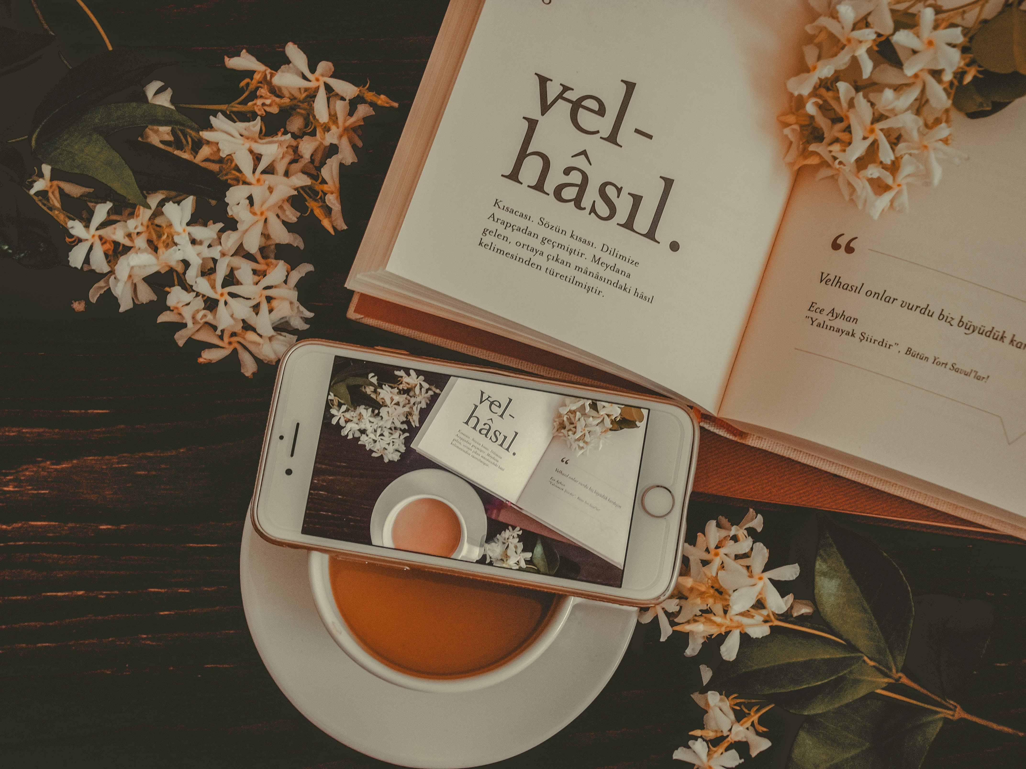 smartphone, open book, Turkish text, 4K Desktop Wallpaper