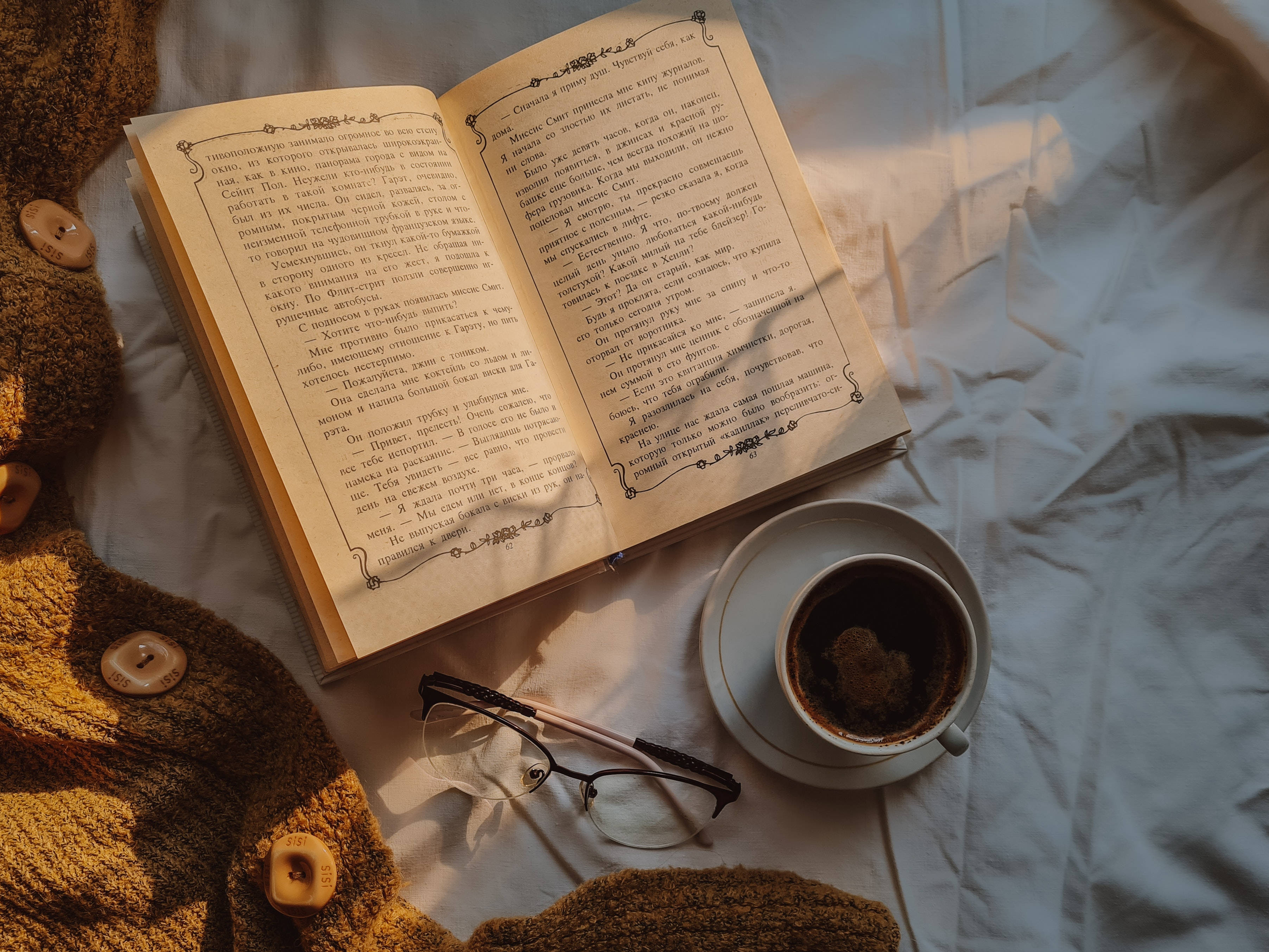 Cyrillic text, coffee cup, glasses, 2K Desktop Wallpaper