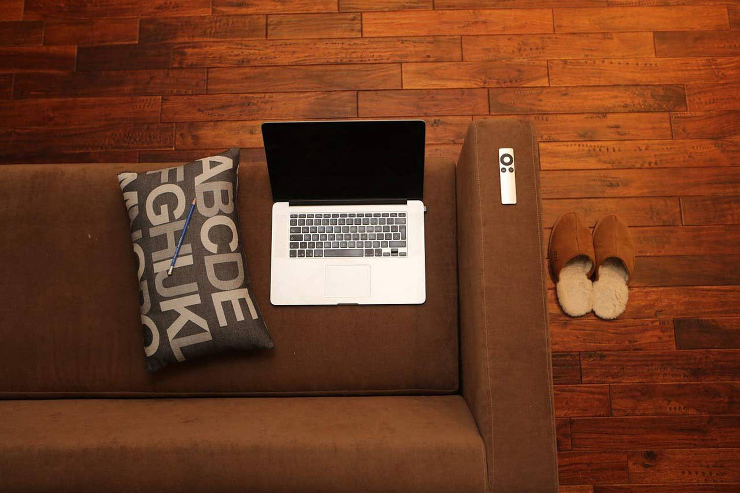 brown couch, laptop, pillow, HD Desktop Wallpaper