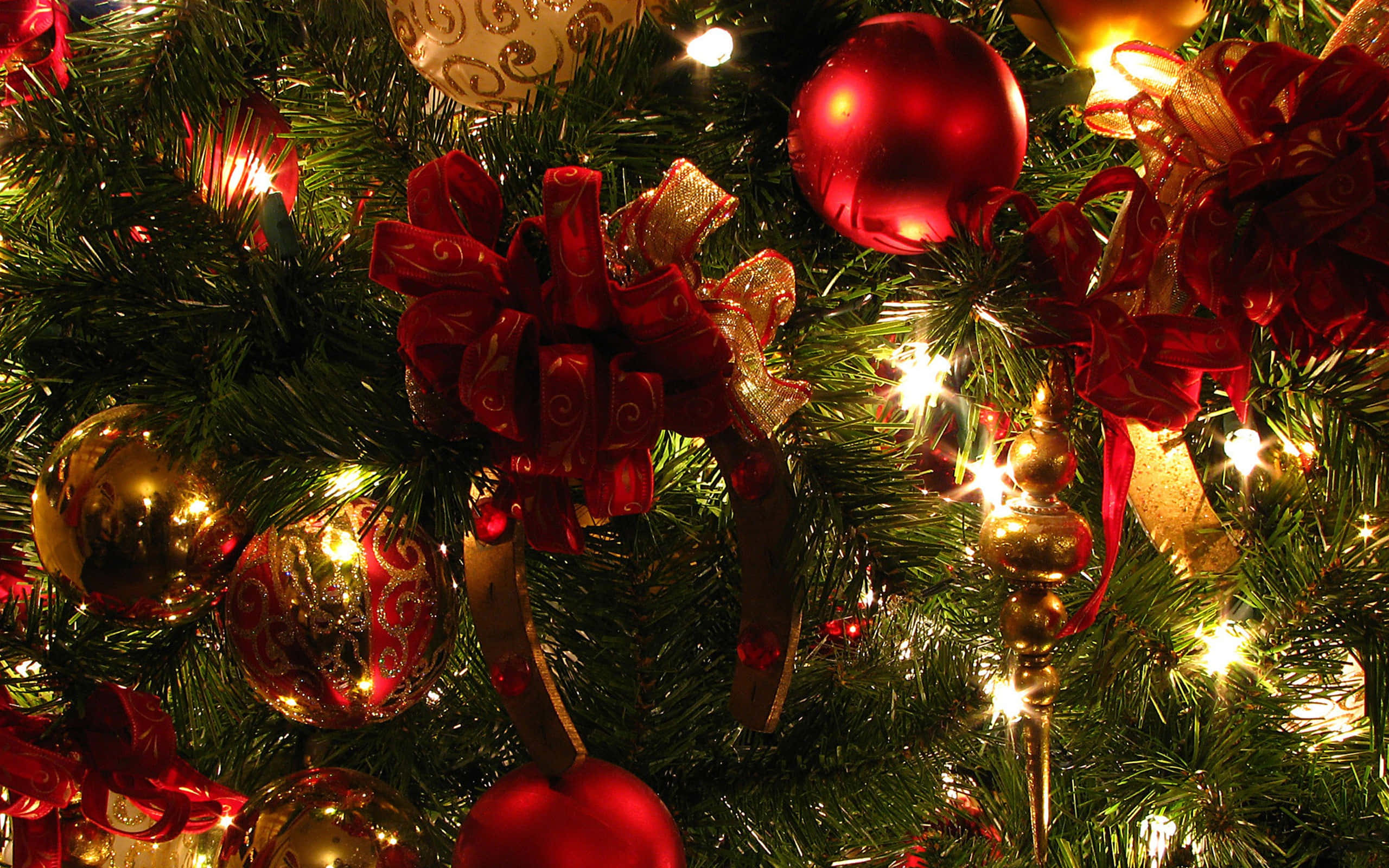 Christmas tree, red and gold ornaments, warm string lights, 2K Desktop Wallpaper
