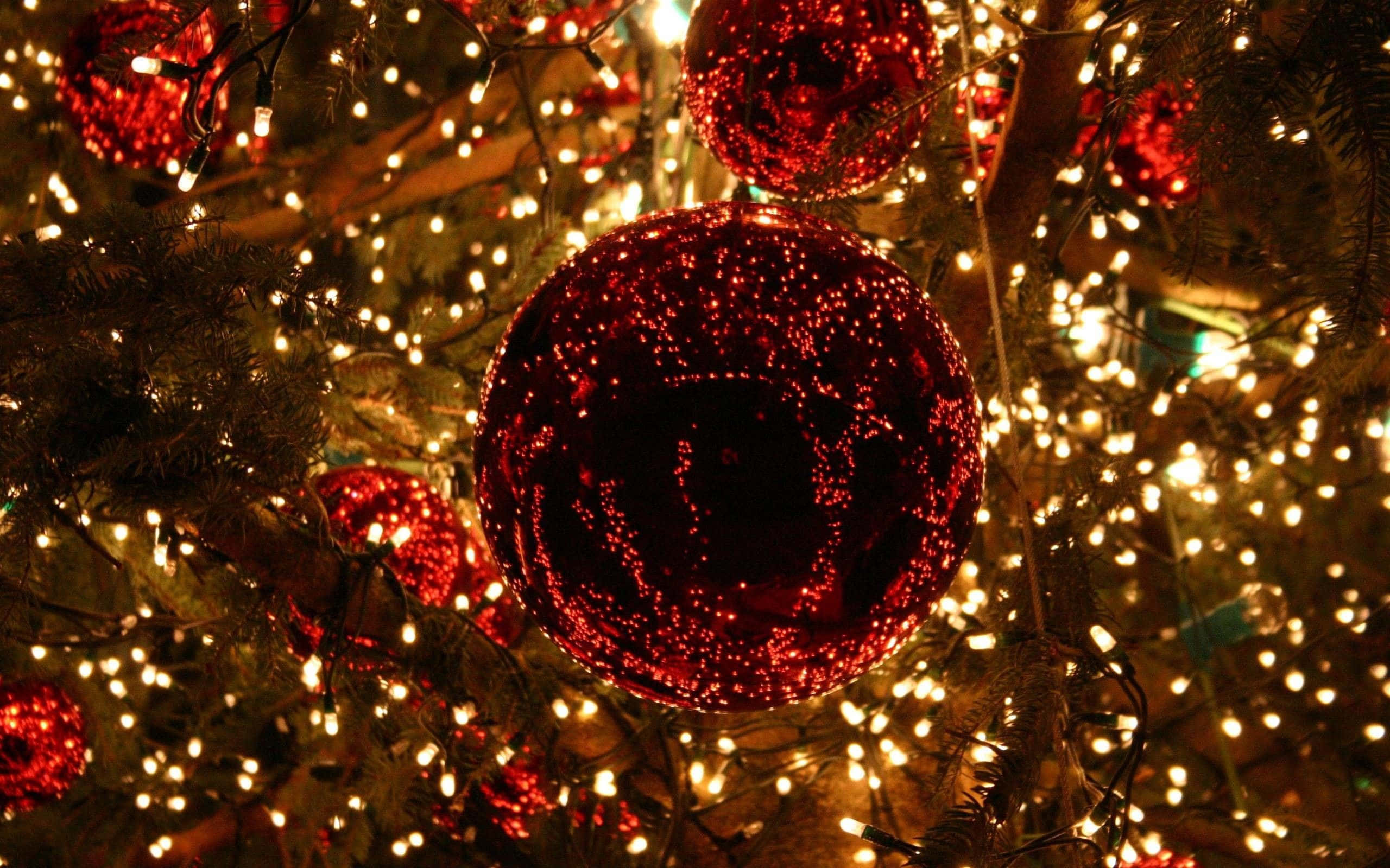 Aesthetic Christmas Laptop, red ornaments, twinkling fairy lights, 2K Desktop Wallpaper