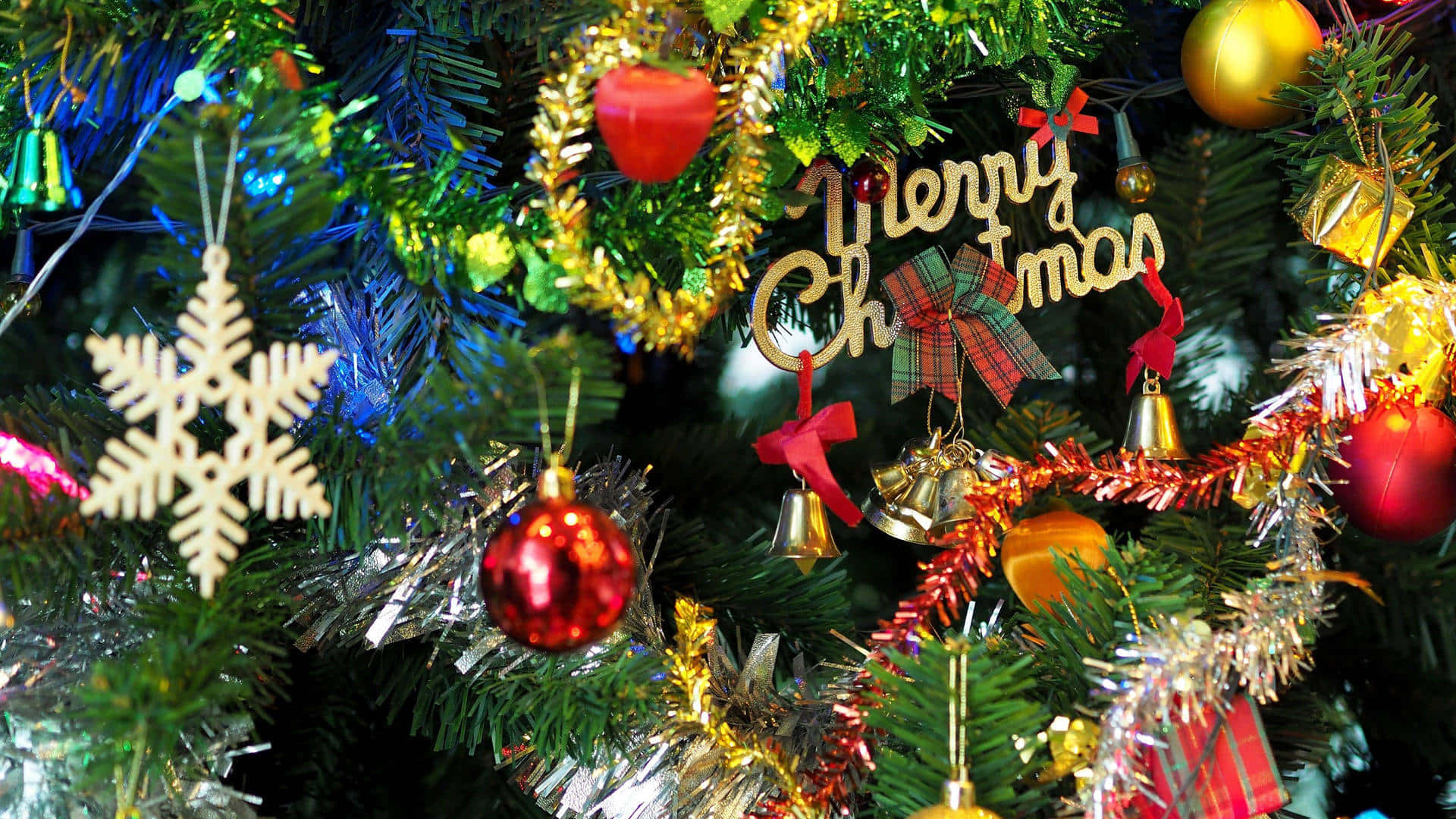 Christmas tree, red ornaments, gold tinsel, Full HD Desktop Wallpaper