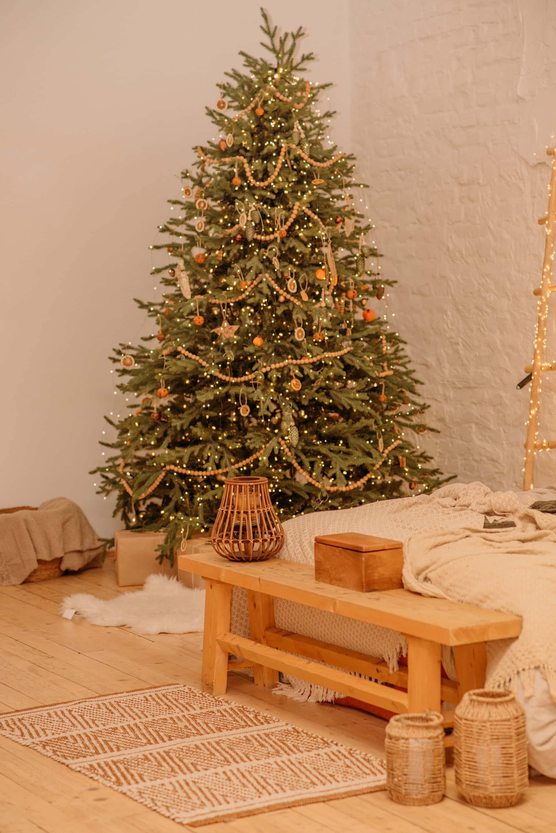 aesthetic Christmas tree, warmly lit christmas tree, string lights, 2K Phone Wallpaper