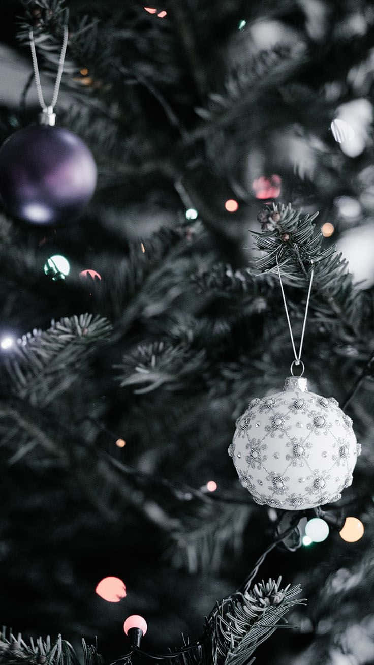 aesthetic christmas tree, white ornate bauble, purple ornament, HD Phone Wallpaper