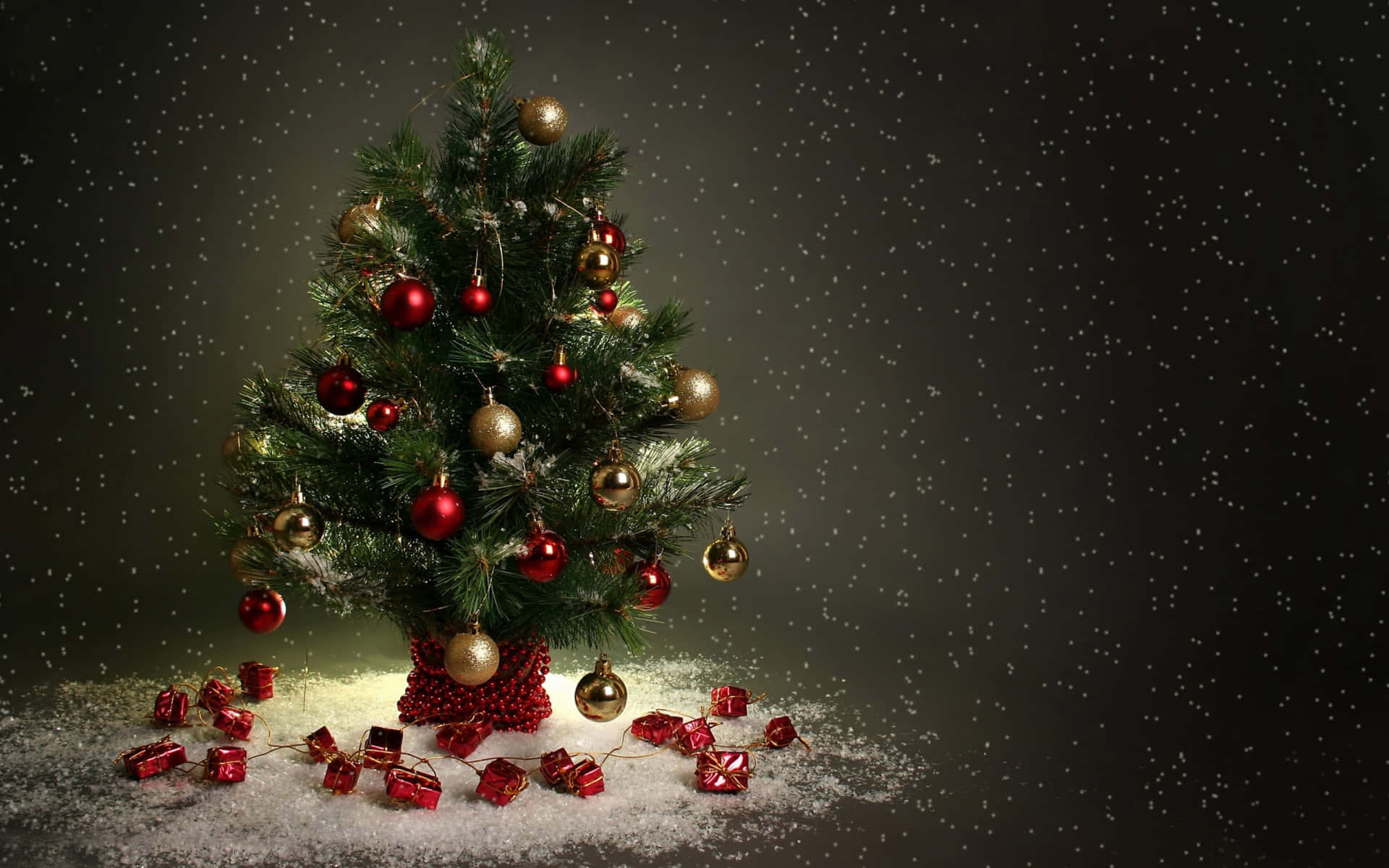 aesthetic christmas tree, red and gold ornaments, snow, Full HD Desktop Wallpaper