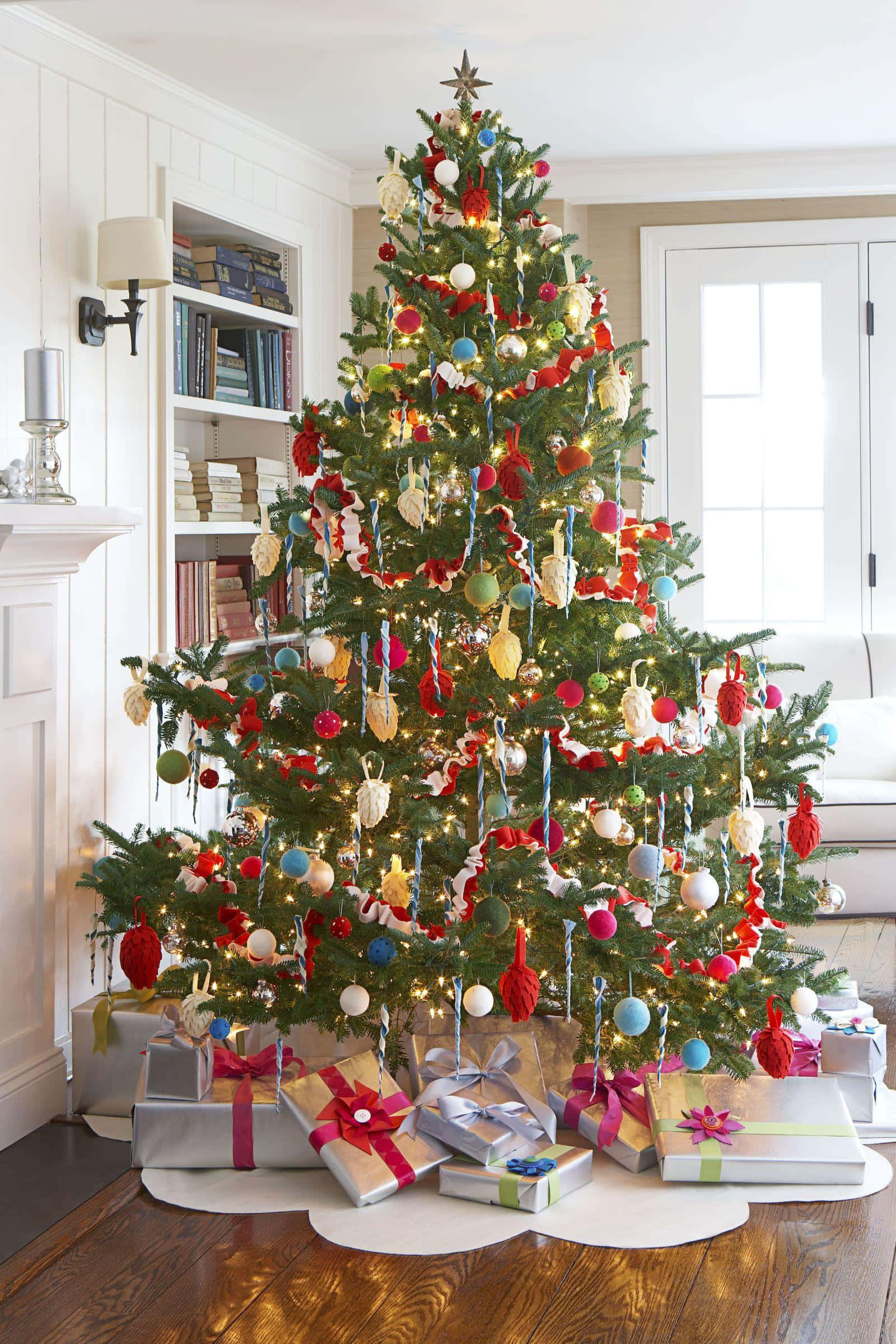 Aesthetic Christmas Tree, red white and blue ornaments, twinkling lights, Full HD Phone Wallpaper