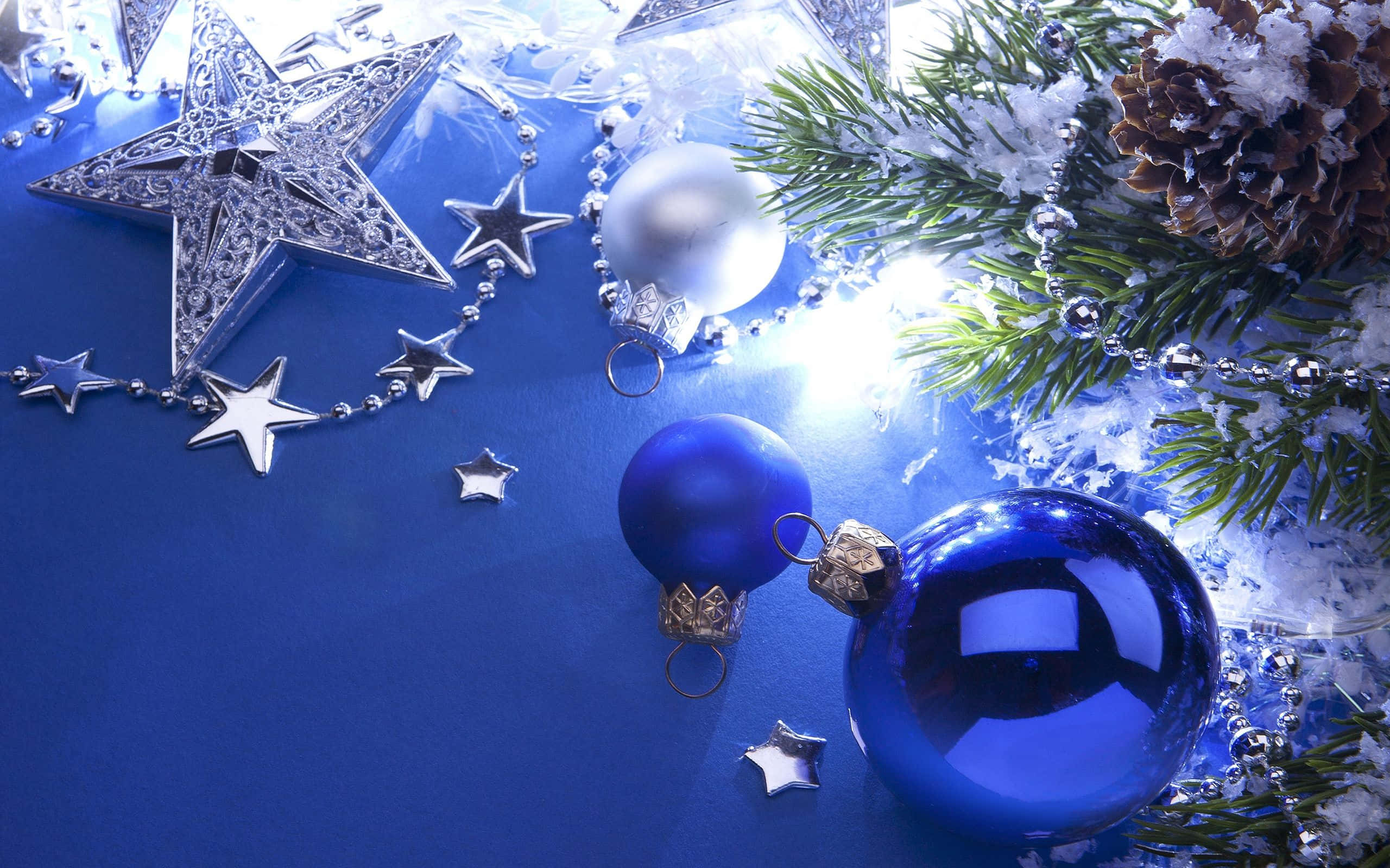 blue background, Christmas tree, shimmering blue ornaments, 2K Desktop Wallpaper