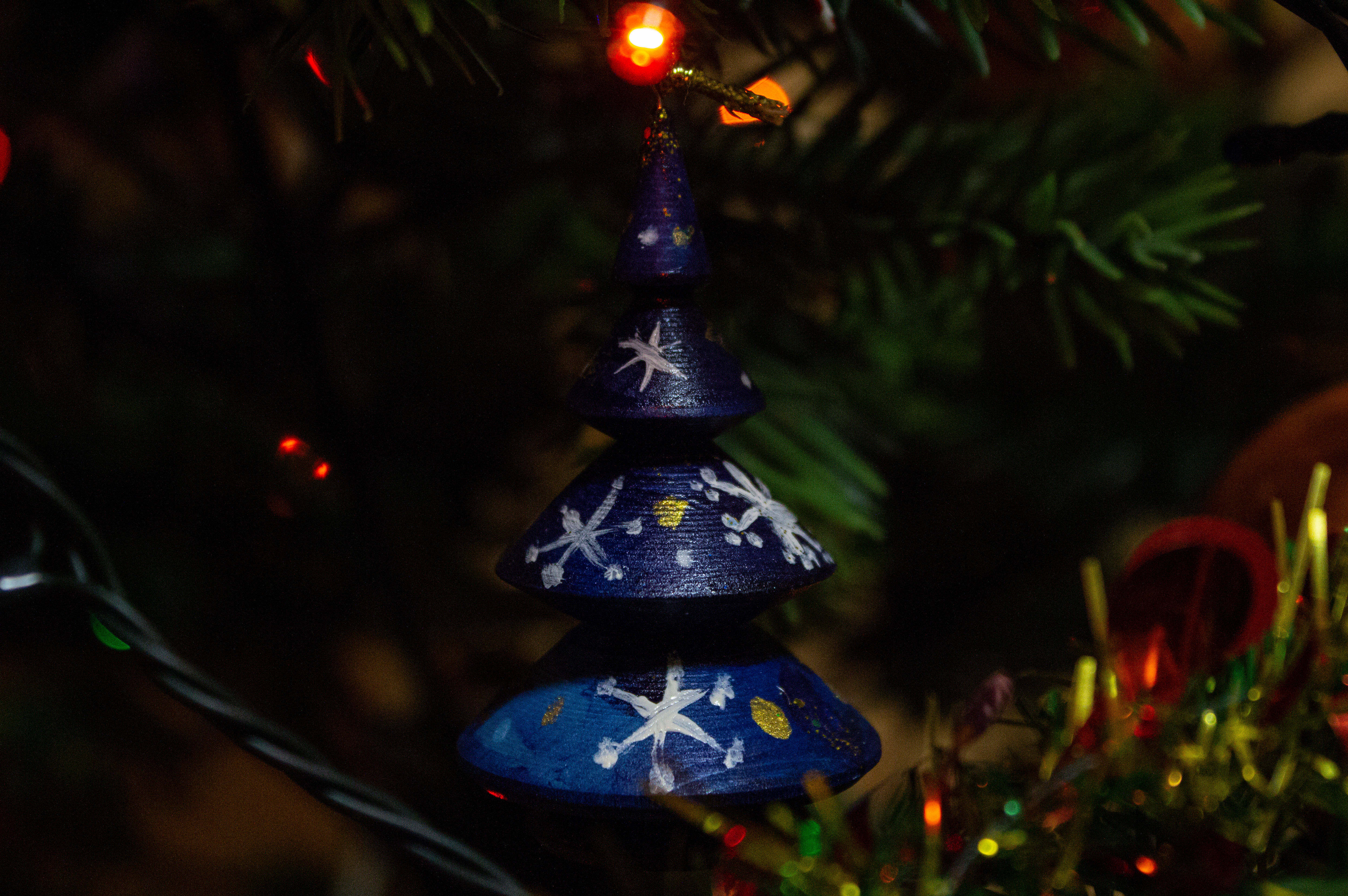 Aesthetic Christmas, blue tiered Christmas ornament, white snowflakes, 4K Desktop Wallpaper