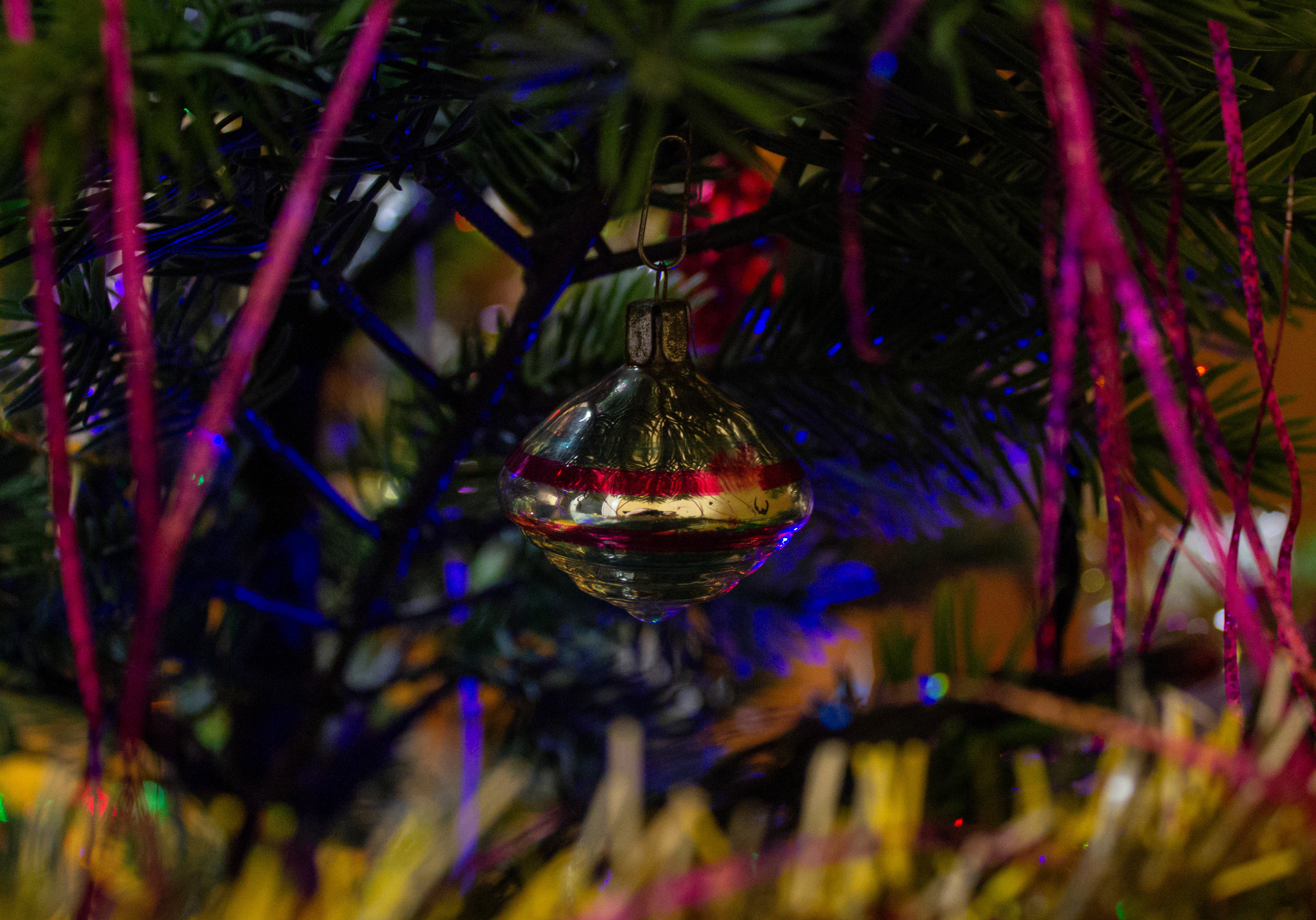 Aesthetic Christmas, red gold ornament, glass Christmas ornament, 4K Desktop Wallpaper