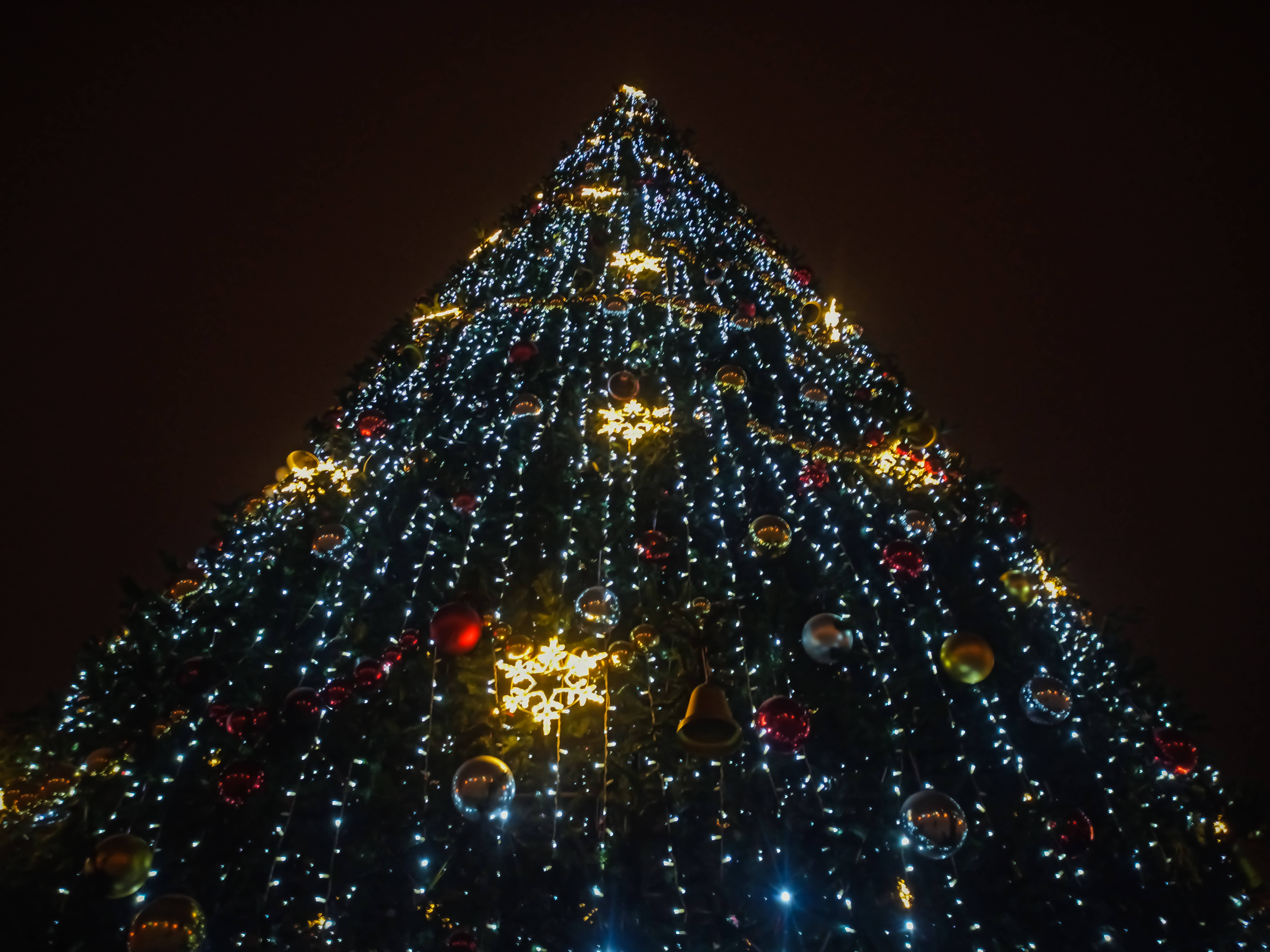 Aesthetic Christmas Tree With Lights, blue white and gold lights, ornaments, 8K Desktop Wallpaper