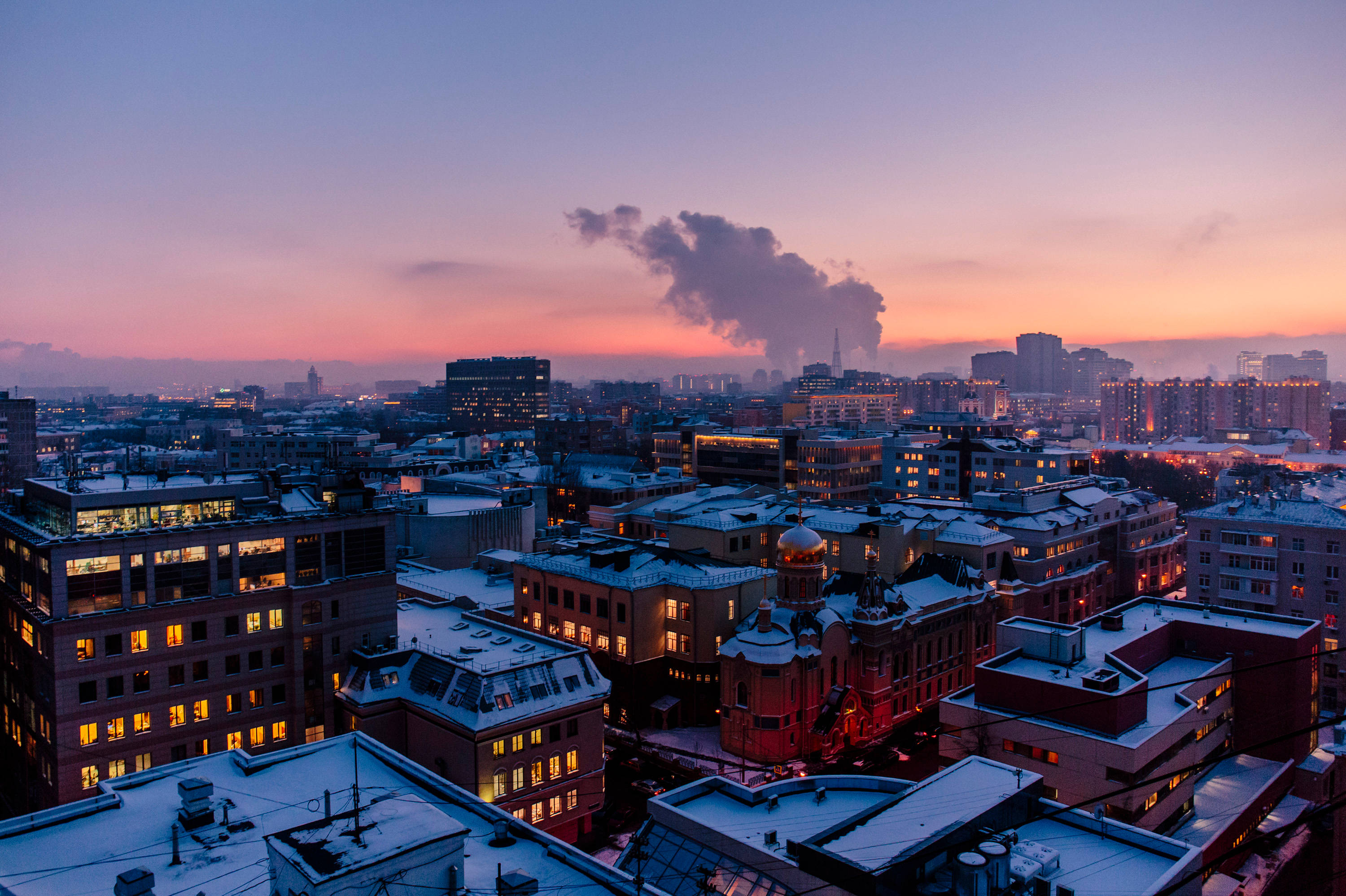 golden hour, snowy cityscape, dusk, 2K Desktop Wallpaper