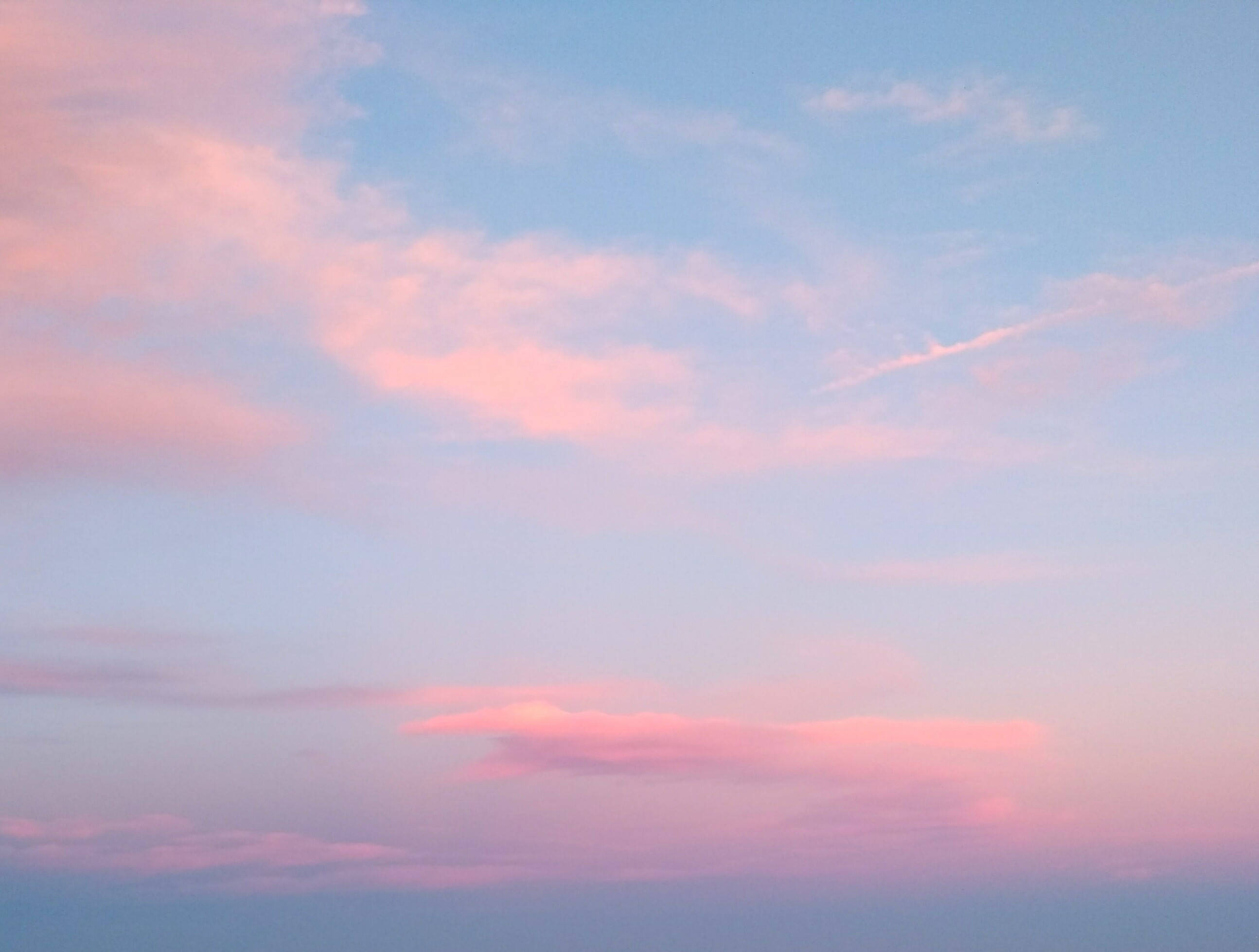 serene sky at dusk, twilight sky, soft pink and blue clouds, 2K Desktop Wallpaper