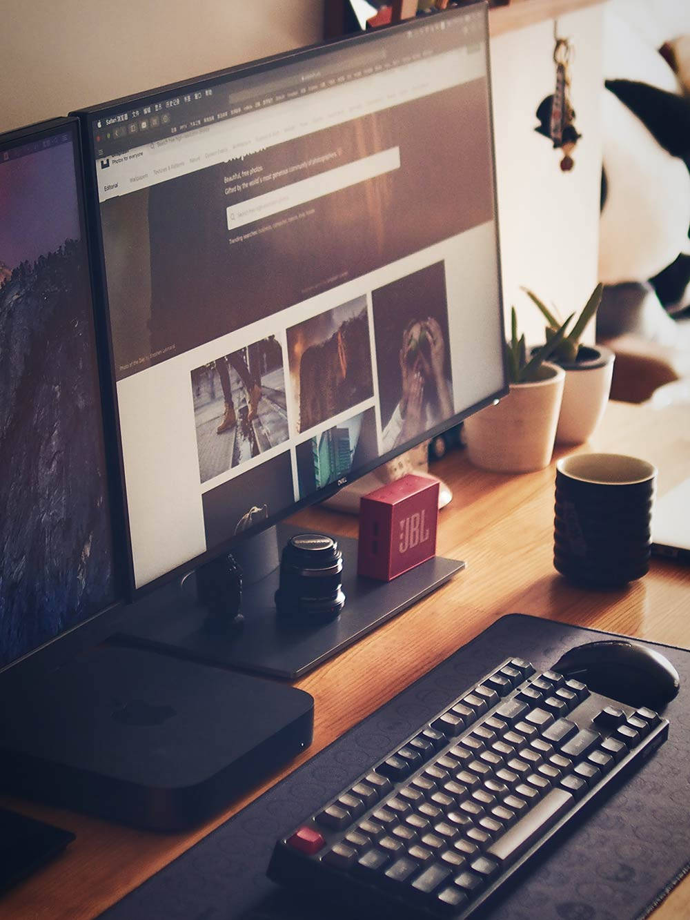 Aesthetic Desktop Computer, dual monitors, wooden desk, HD Phone Wallpaper