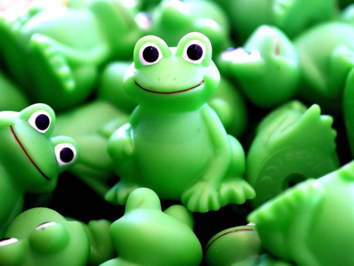 Aesthetic Frog, green plastic frog toy, leaf, SD Desktop Wallpaper