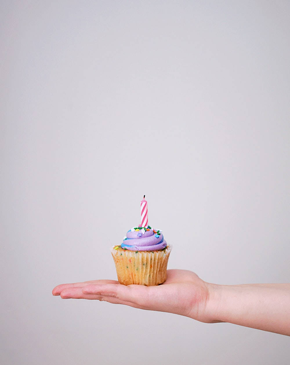 purple frosting, pink striped candle, plain gray background, SD Phone Wallpaper