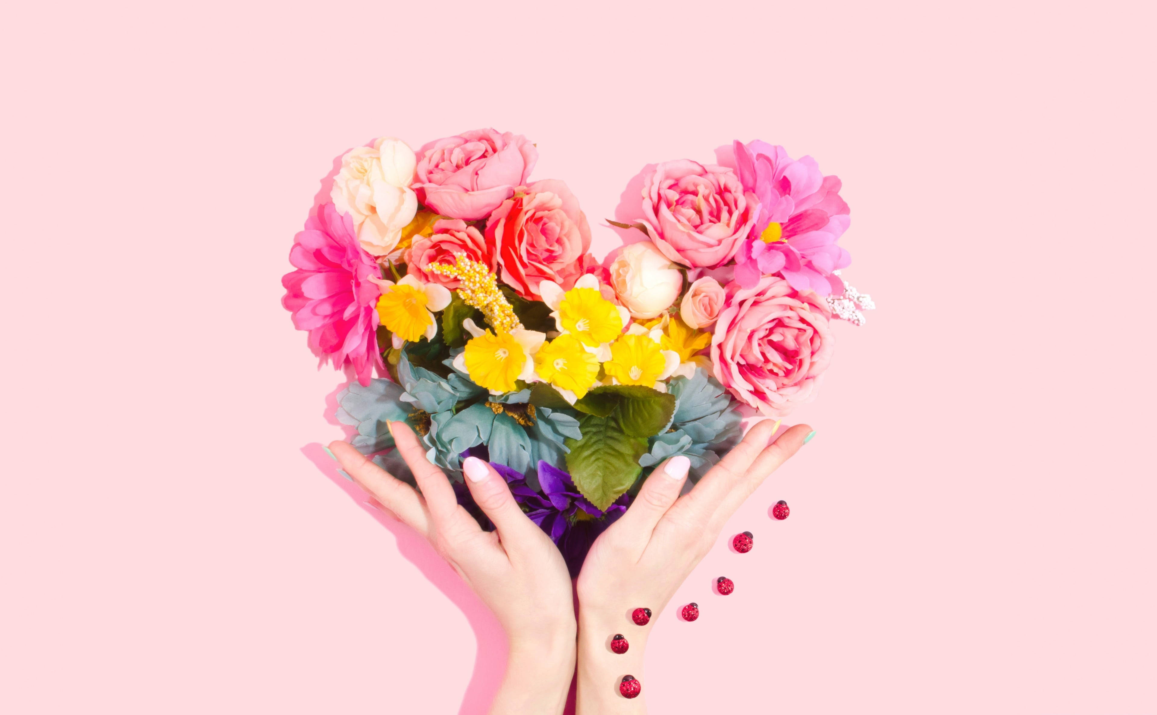 Aesthetic Heart Bouquet, pink roses, yellow daisies, 4K Desktop Wallpaper