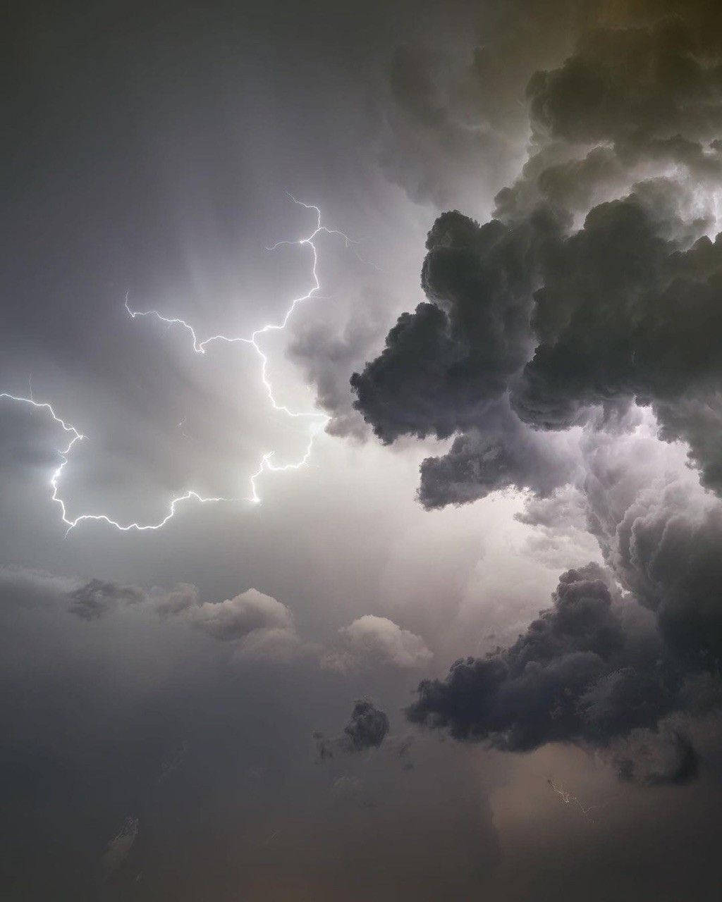 Aesthetic Lightning, dark storm clouds, lightning bolt, HD Phone Wallpaper