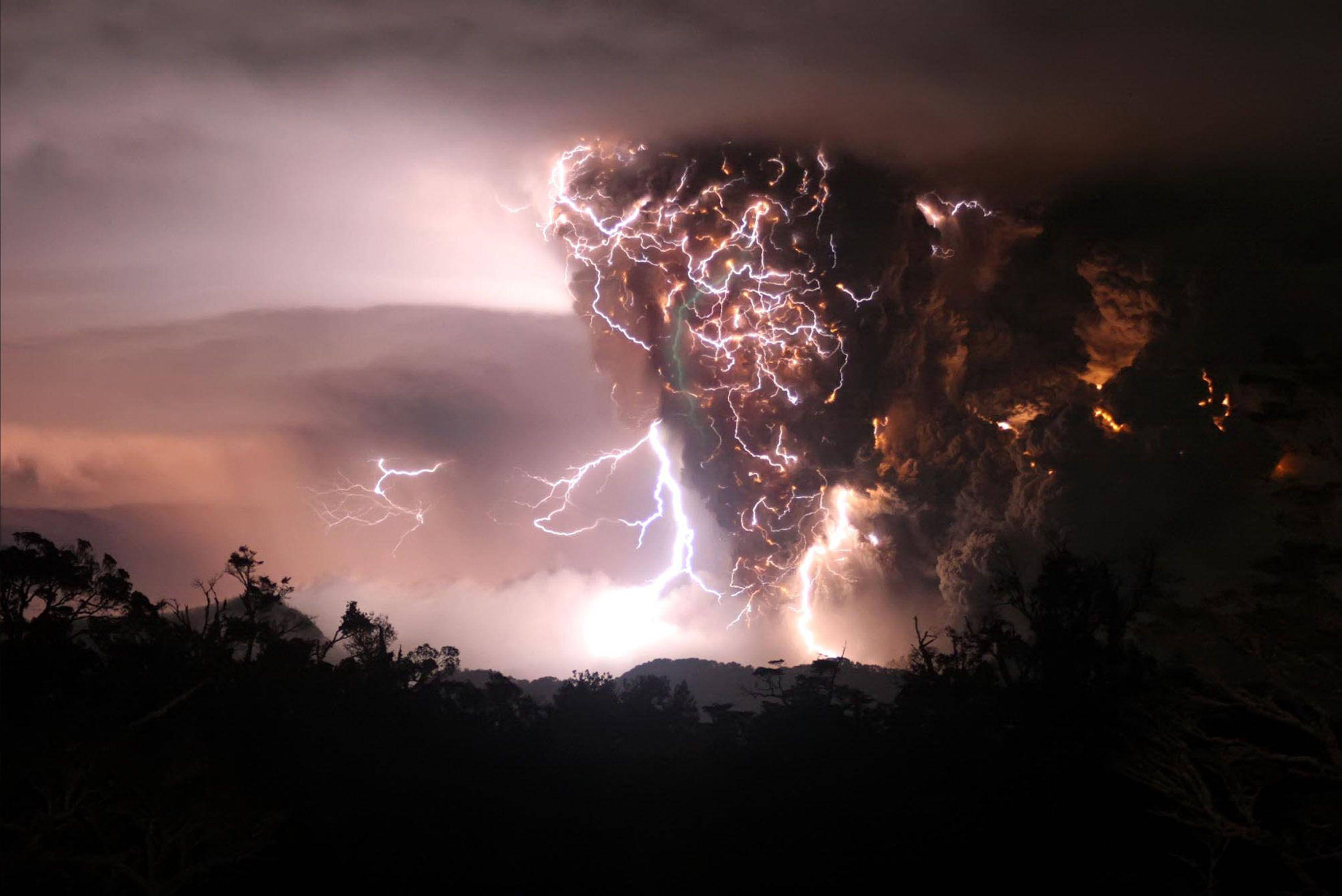 volcano, night, lightning, 2K Desktop Wallpaper