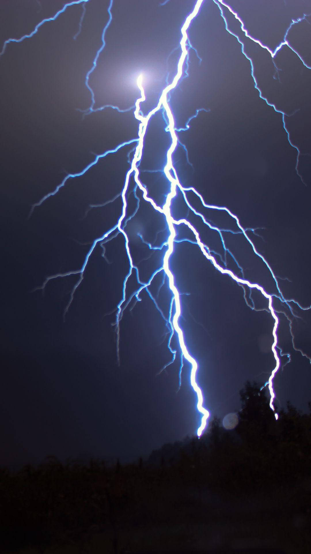 Aesthetic Lightning, blue lightning bolt, dark night sky, Full HD Phone Wallpaper