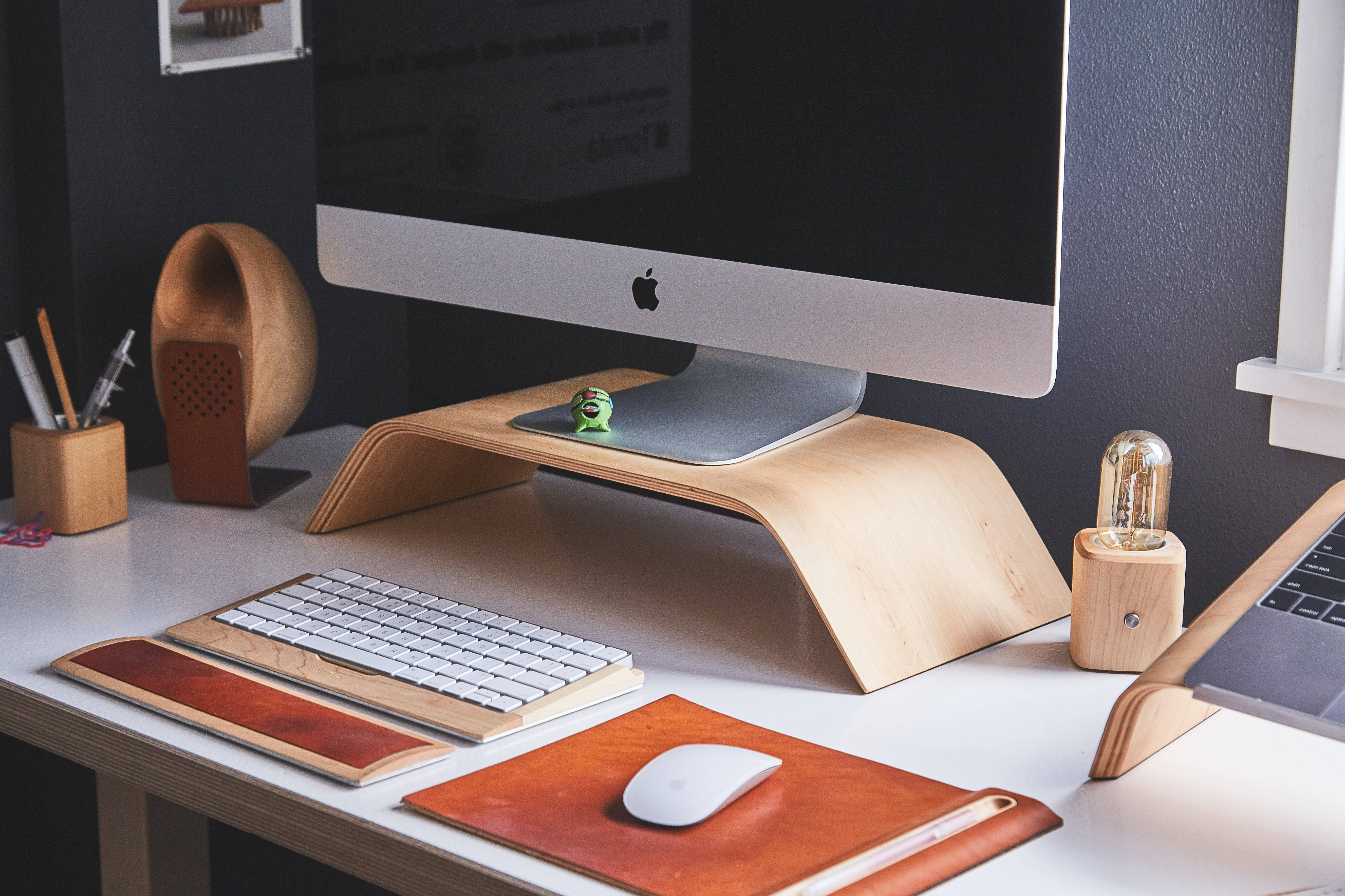 iMac, wooden stand, warm leather accessories, 5K Desktop Wallpaper