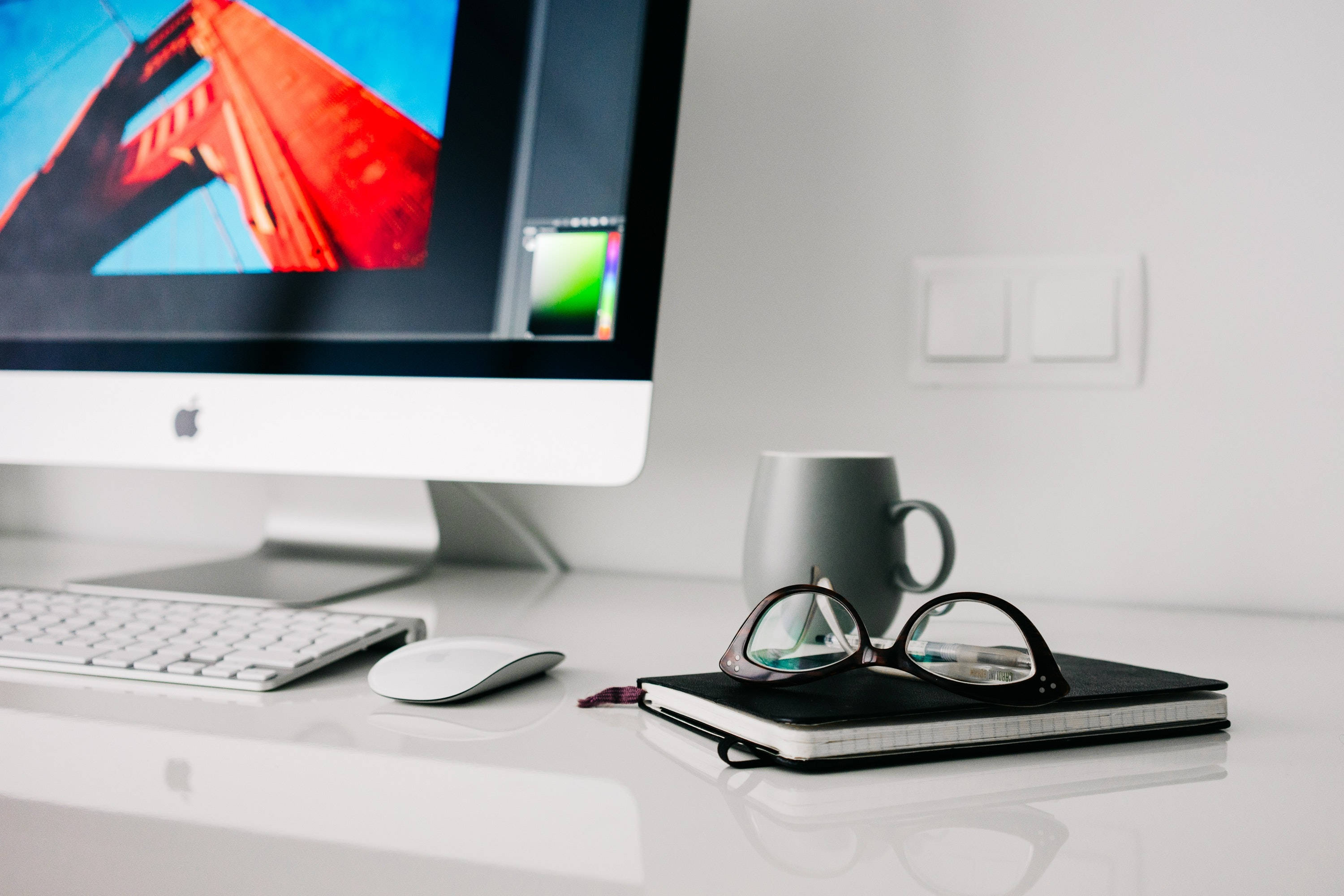 iMac, red bridge wallpaper, gray mug, 2K Desktop Wallpaper