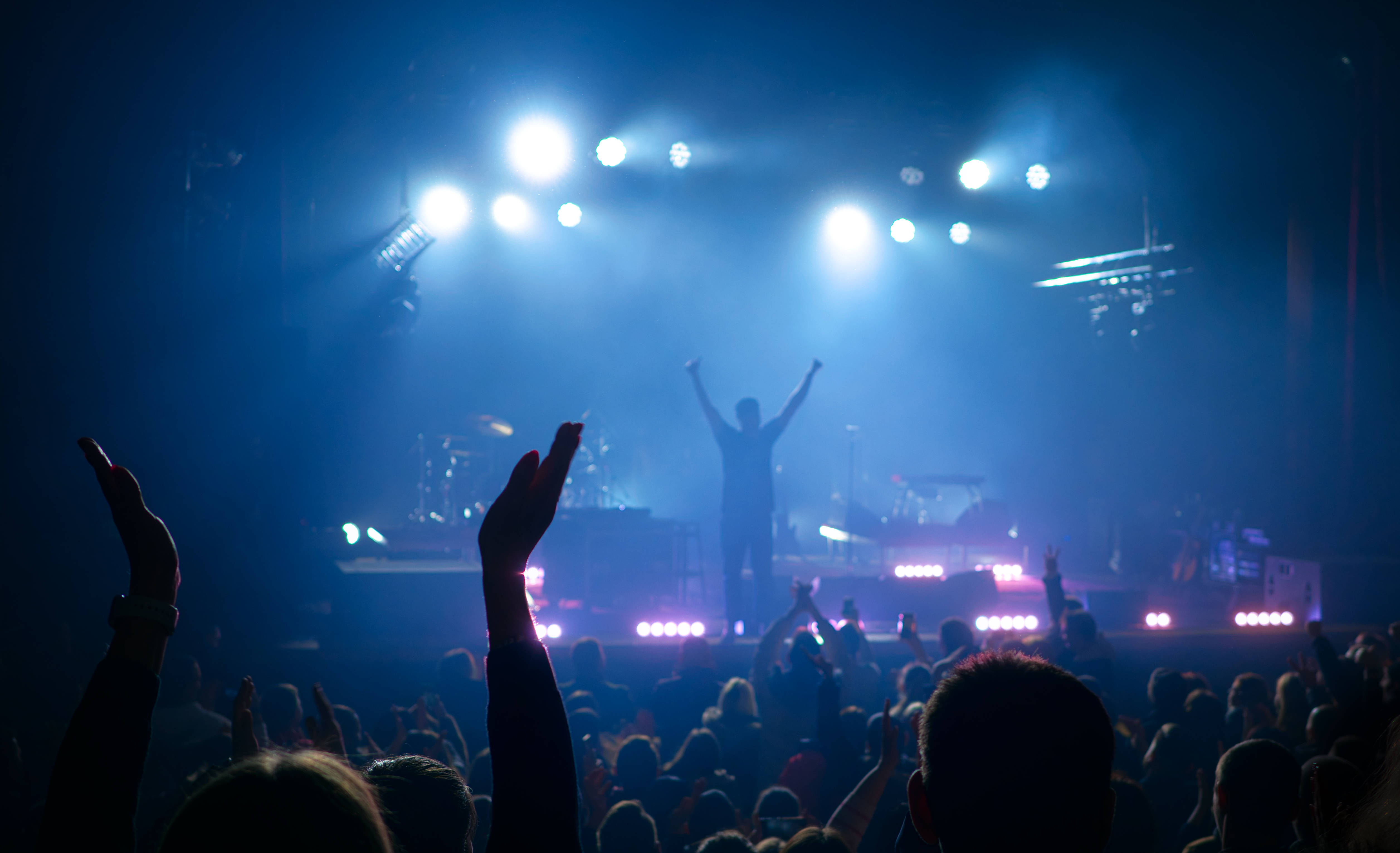 Aesthetic Music, blue-lit stage, silhouetted performer, 4K Desktop Wallpaper