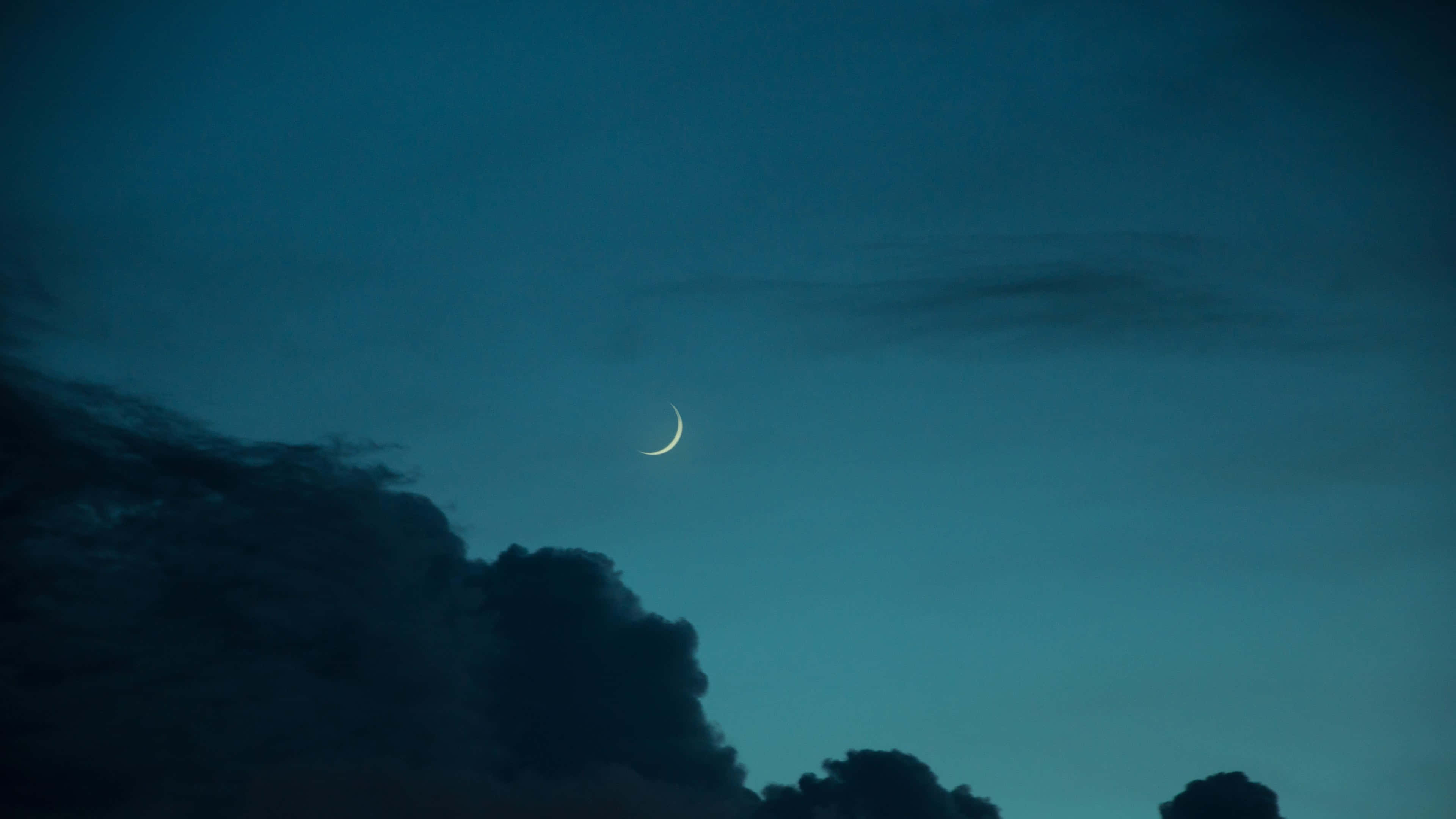 aesthetic night sky, crescent moon, twilight sky, 4K Desktop Wallpaper