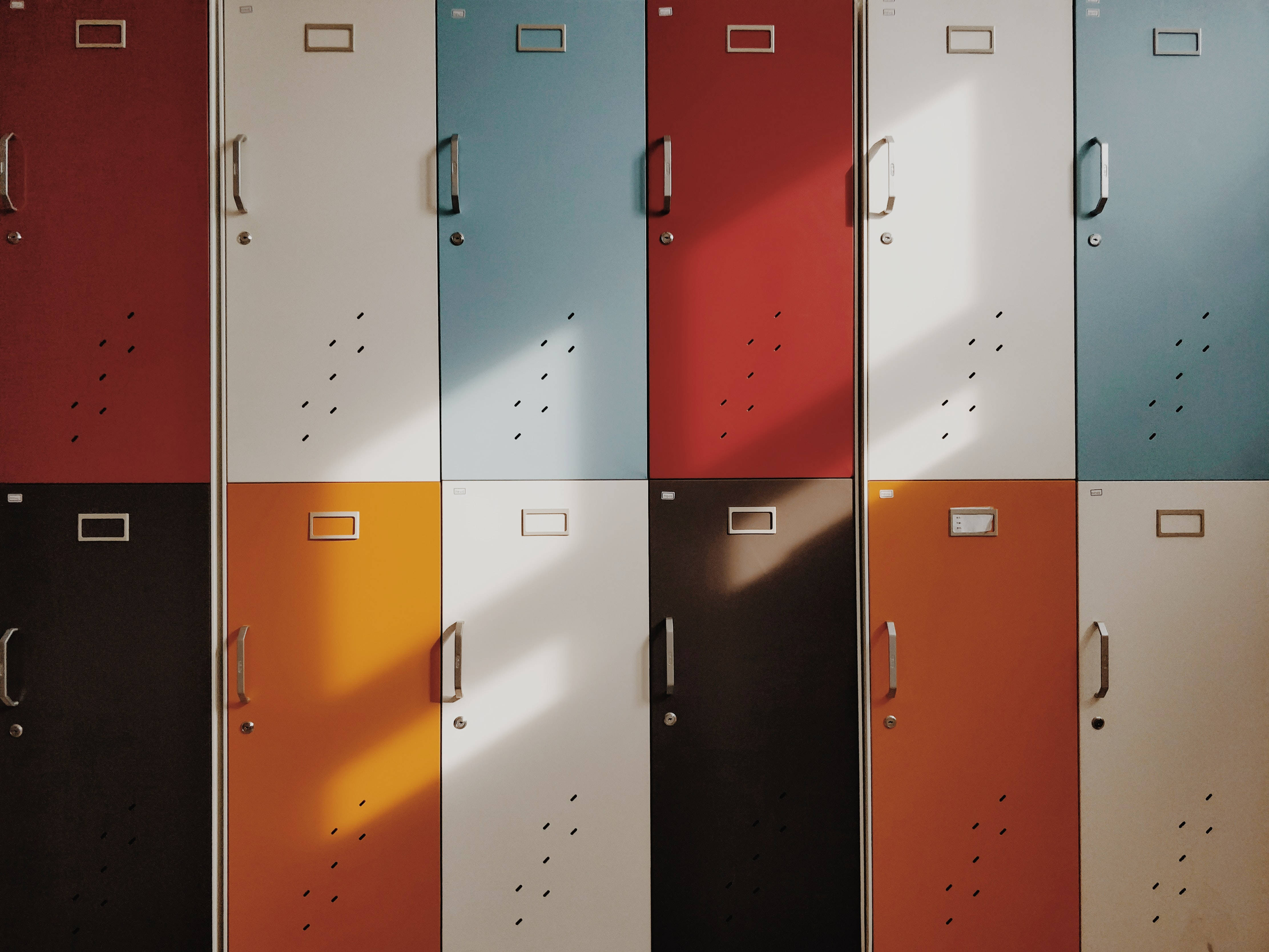 lockers, red white blue orange and black, sunlight, 4K Desktop Wallpaper