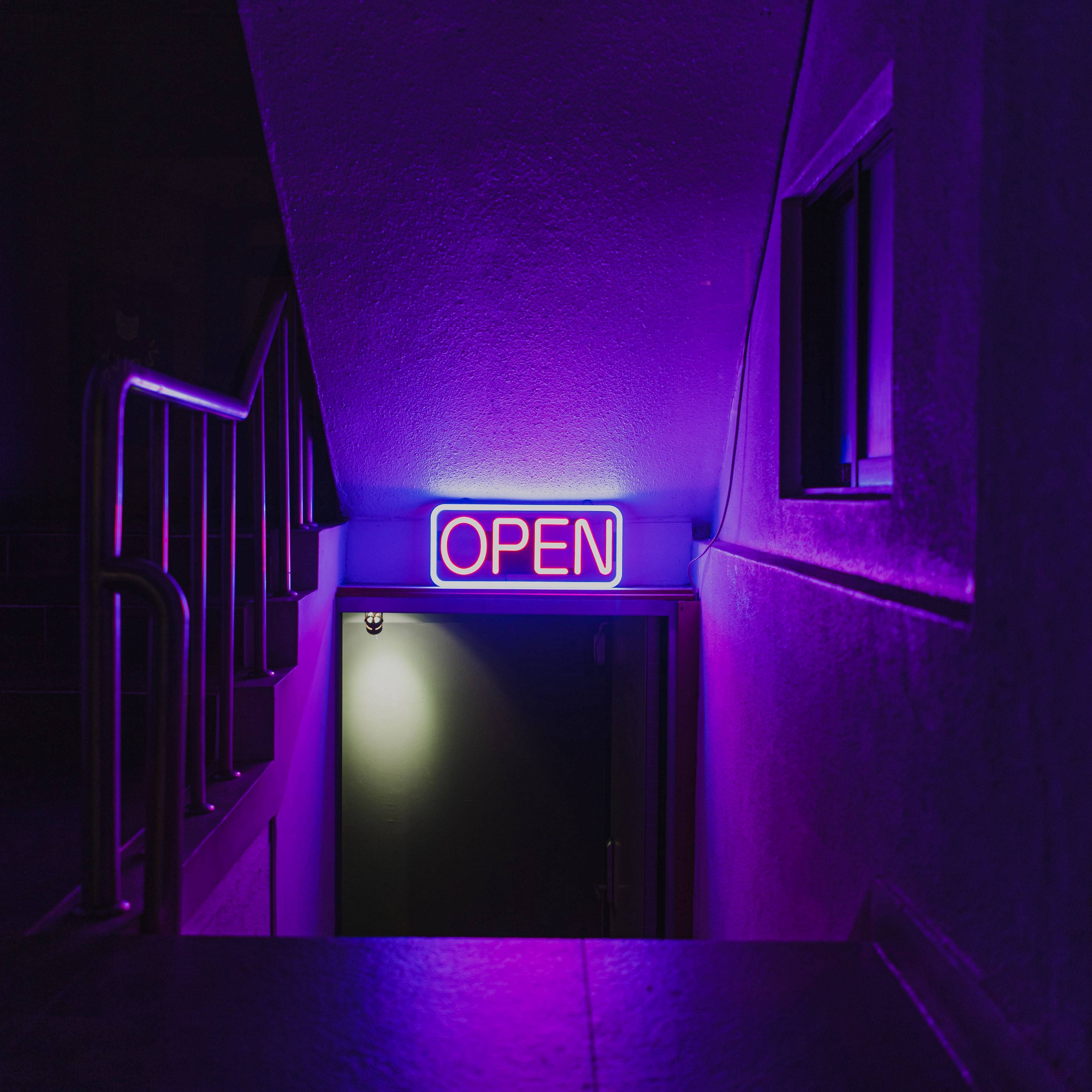 Aesthetic Purple Neon Computer, purple neon open sign, dark stairwell entrance, 2K Desktop Wallpaper