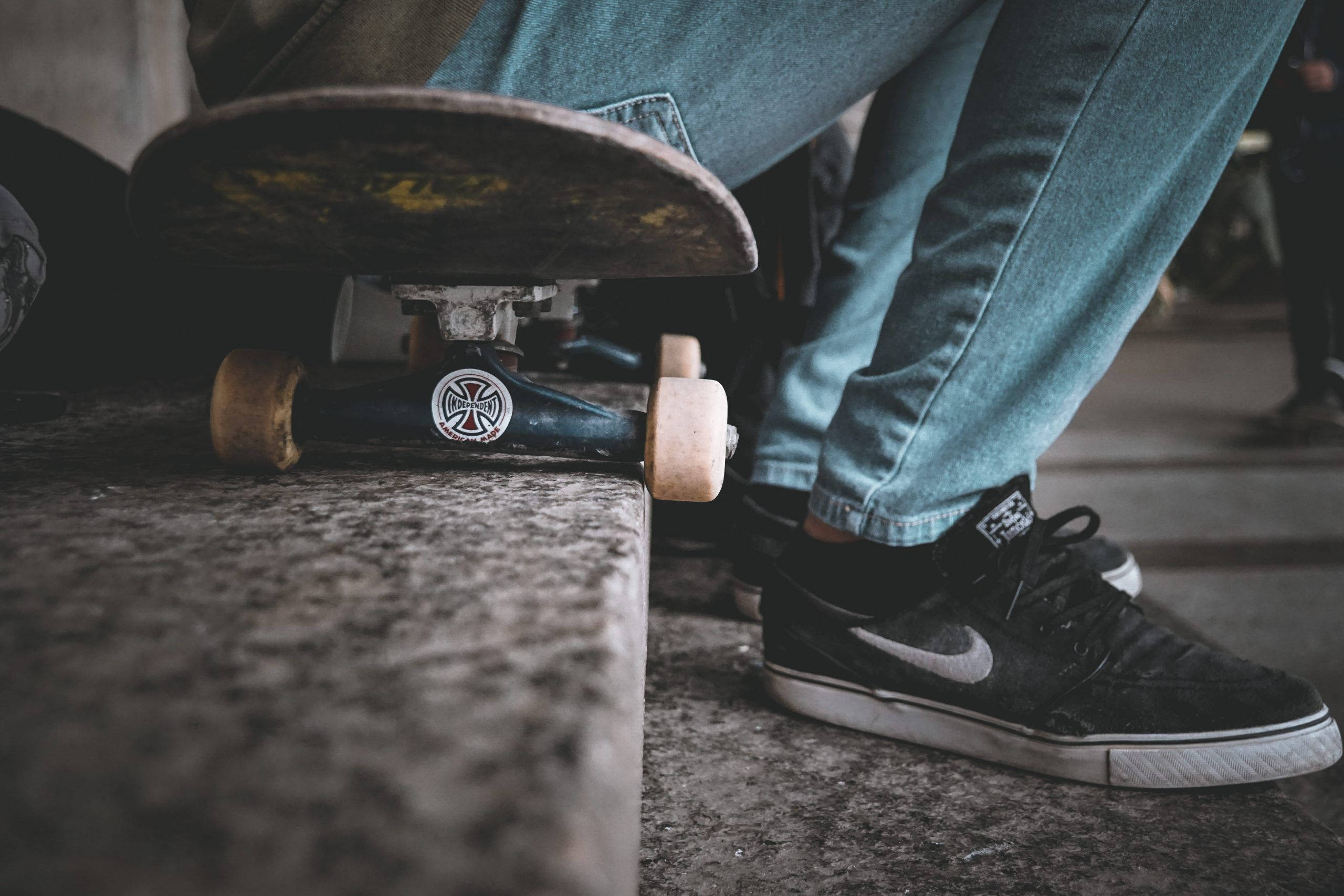 Independent, Aesthetic Skateboard, concrete ledge, 2K Desktop Wallpaper