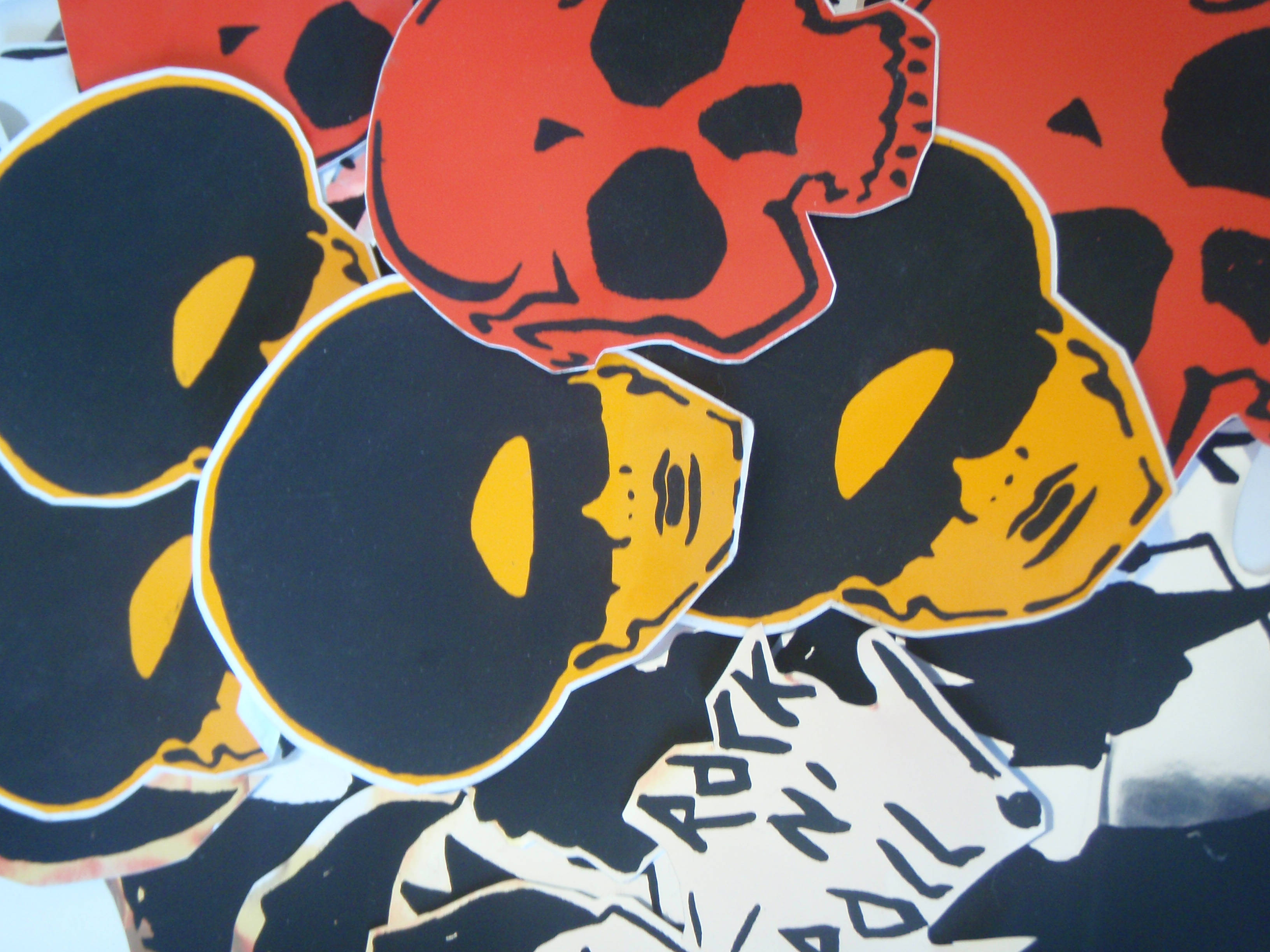 rock n roll, vibrant red yellow and black, skull cutouts, 2K Desktop Wallpaper