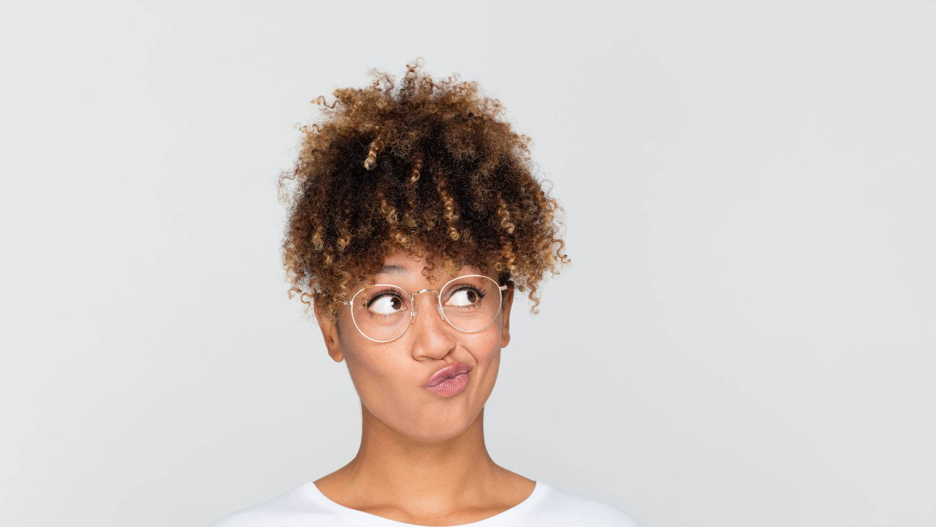 quirky african woman, curly hair, glasses, Full HD Desktop Wallpaper
