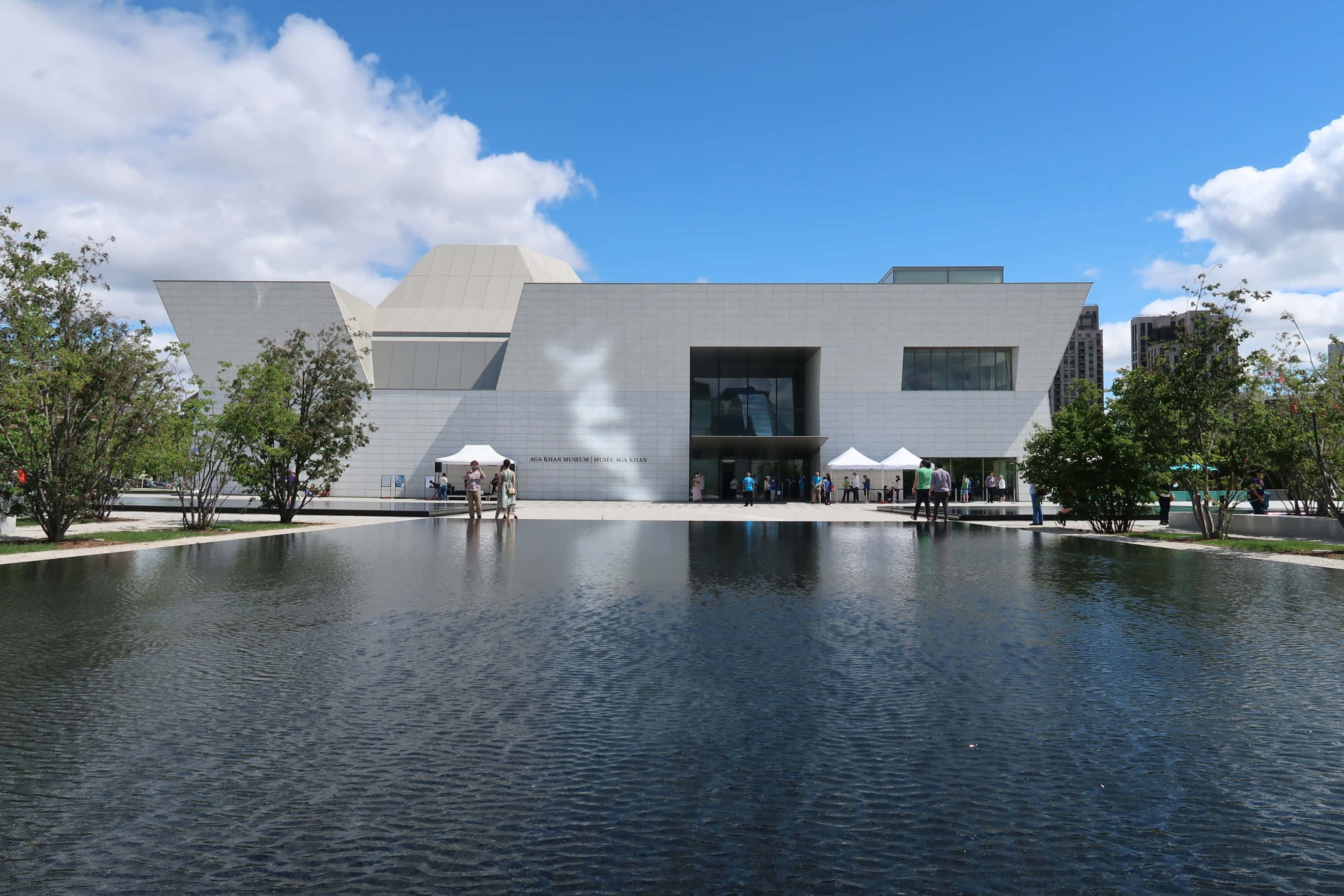 Aga Khan Museum, exterior reflection pool, modern white geometric museum building, 2K Desktop Wallpaper