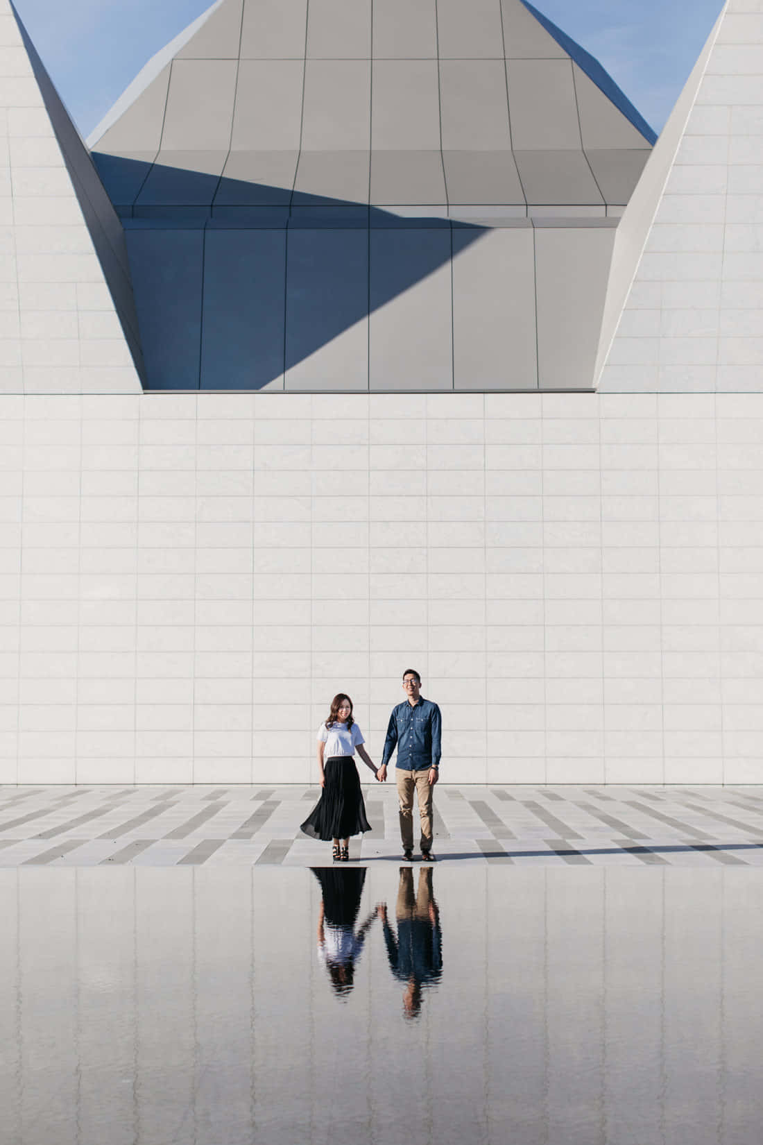 Aga Khan Museum, couple, modern building, HD Phone Wallpaper