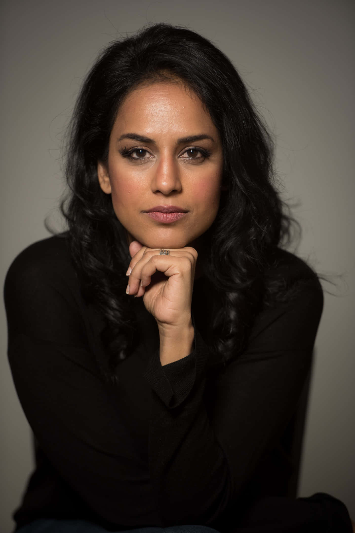 Agam Darshi, dark wavy hair, neutral gray background, Full HD Phone Wallpaper