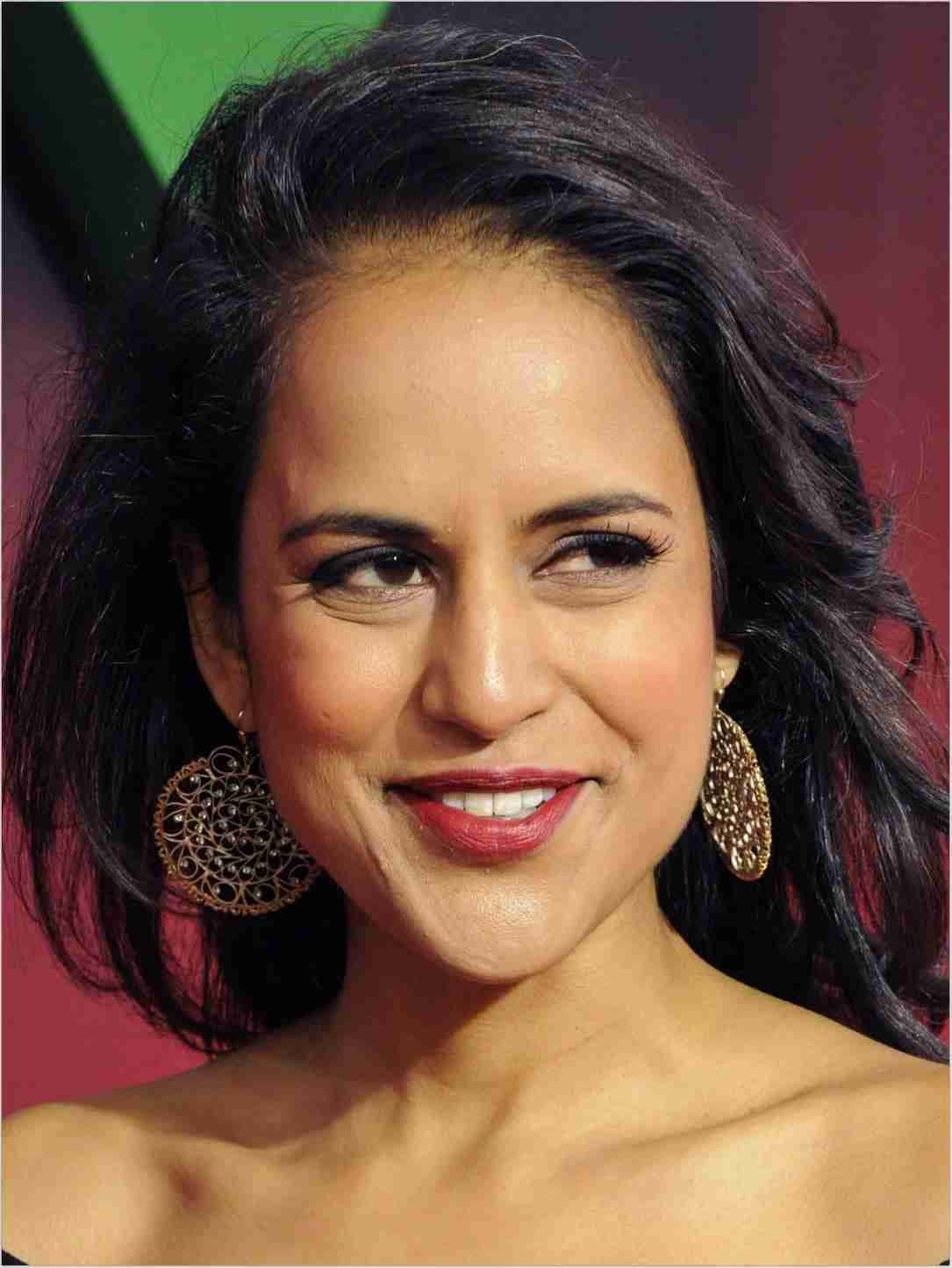 Agam Darshi, blue velvet, gold earrings, HD Phone Wallpaper