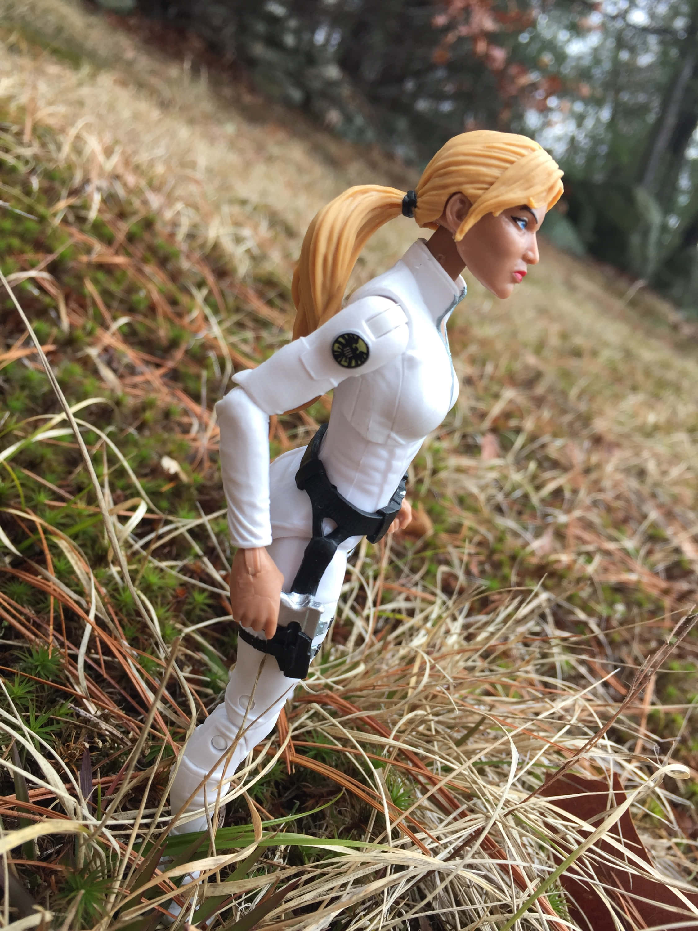 Agent 13, blonde action figure, white tactical gear, 2K Phone Wallpaper